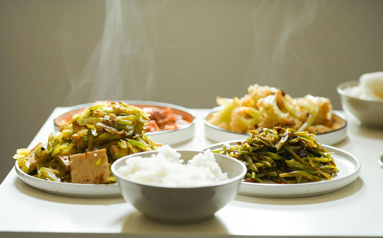 剩菜放冰箱就沒事?醫點名「這類菜」 復熱恐釀致癌風險