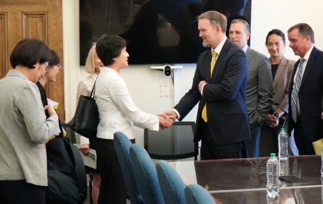 行政院為闢謠錯誤傳聞，今曬出台美關稅談判雙方會面照片。（翻攝自行政院臉書）