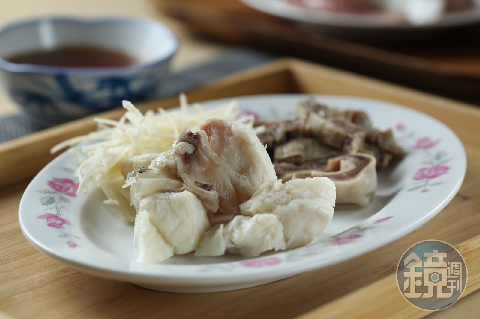 膠質滿滿的「𩼣魚」(前,100元/份、4塊)皮厚彈Q;「魚肚」(後,50元/份)口感Q脆。