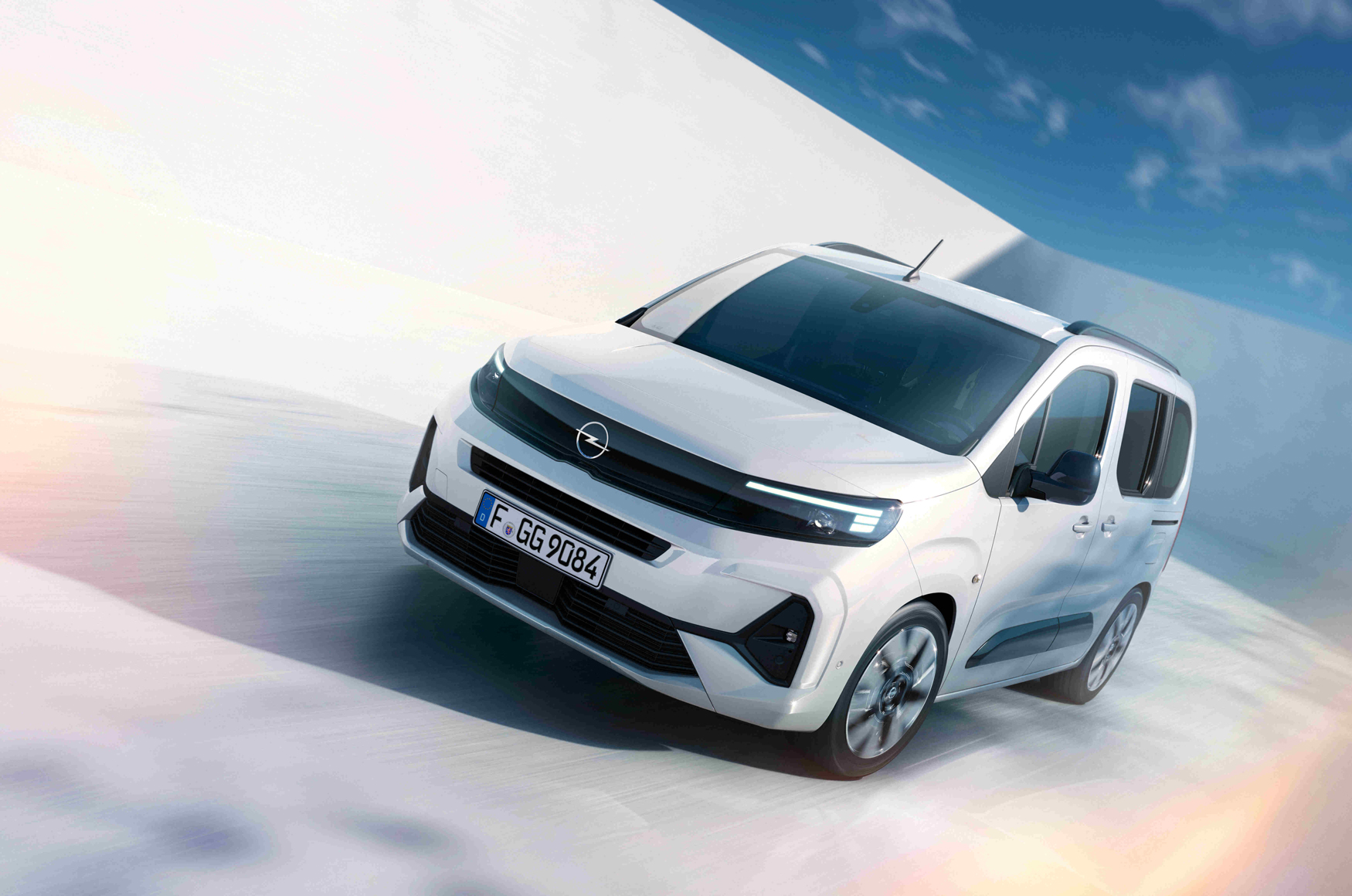 OPEL台灣總代理 歐吉汽車預計於今年上半年推出全新車款OPEL COMBO 七人座長軸旗艦版MPV。此外，OPEL COMBO更領先同級市場，成為唯一標配Intelli-Lux LED®矩陣式頭燈的車款。