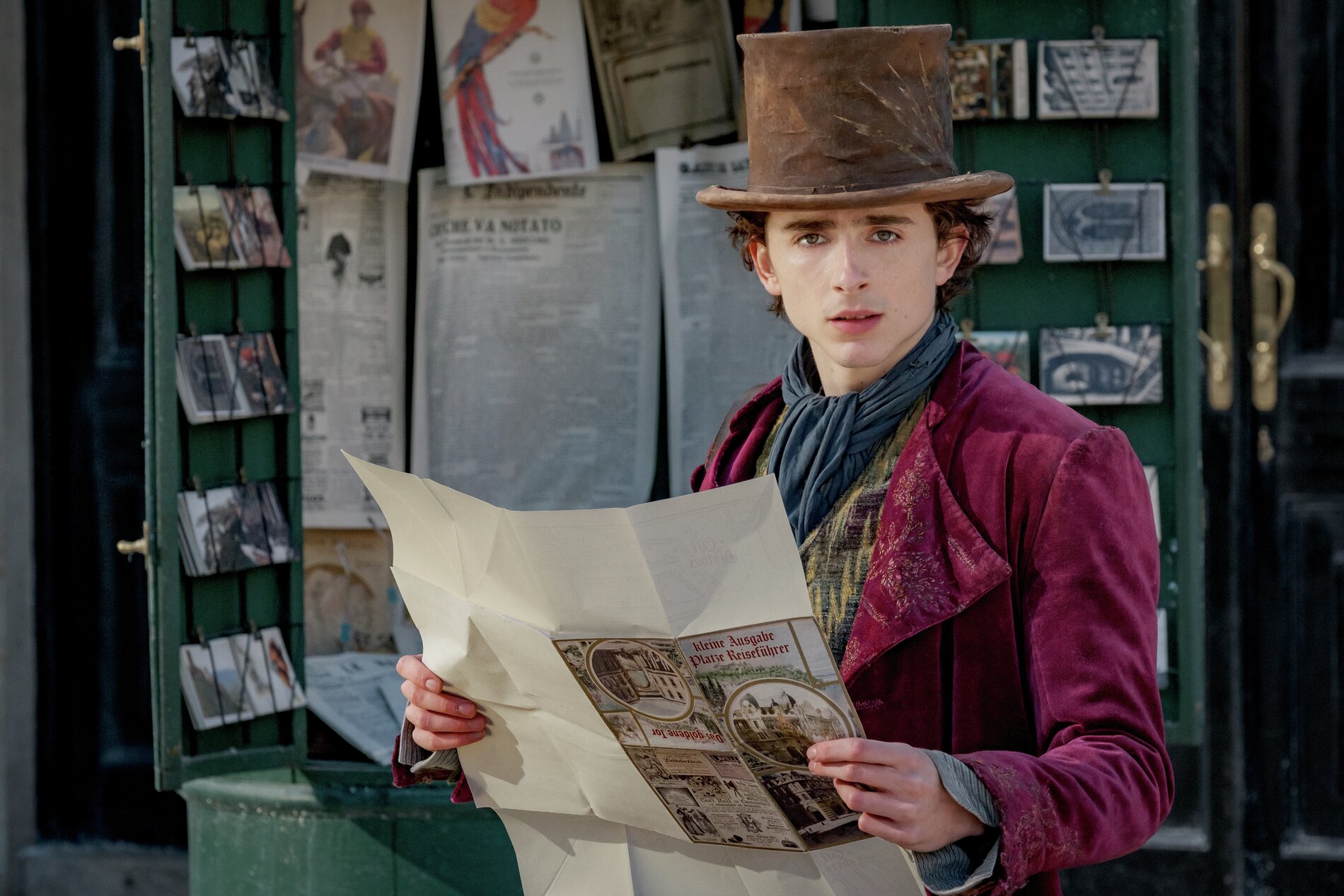 提摩西夏勒梅在片中穿的深紫色大衣外套，最後被他帶回家了。（華納兄弟提供）