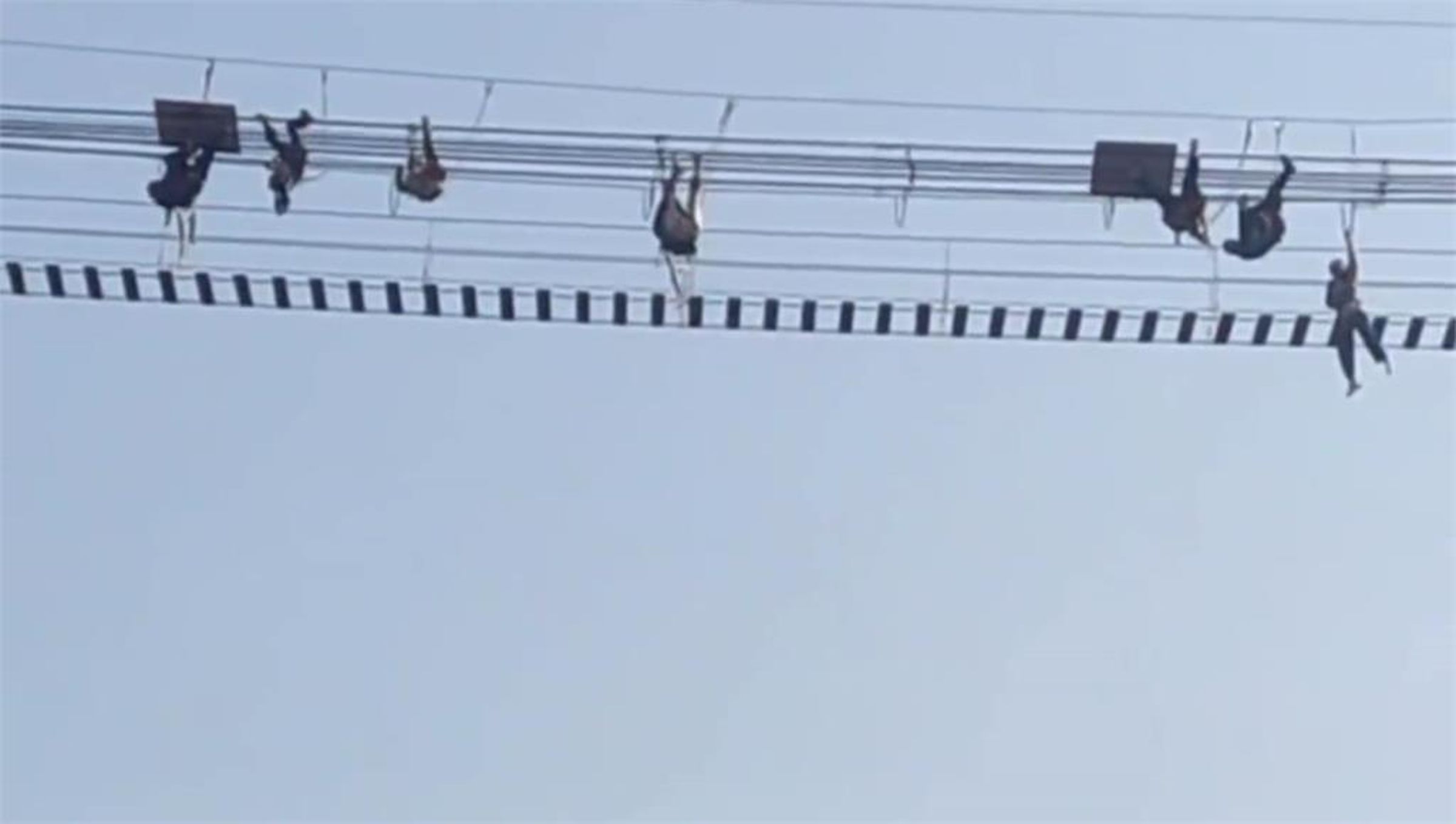 中國河南省洛陽市知名景點龍潭大峽谷的吊橋13日發生翻覆，導致遊客高掛空中。（翻攝自微博）