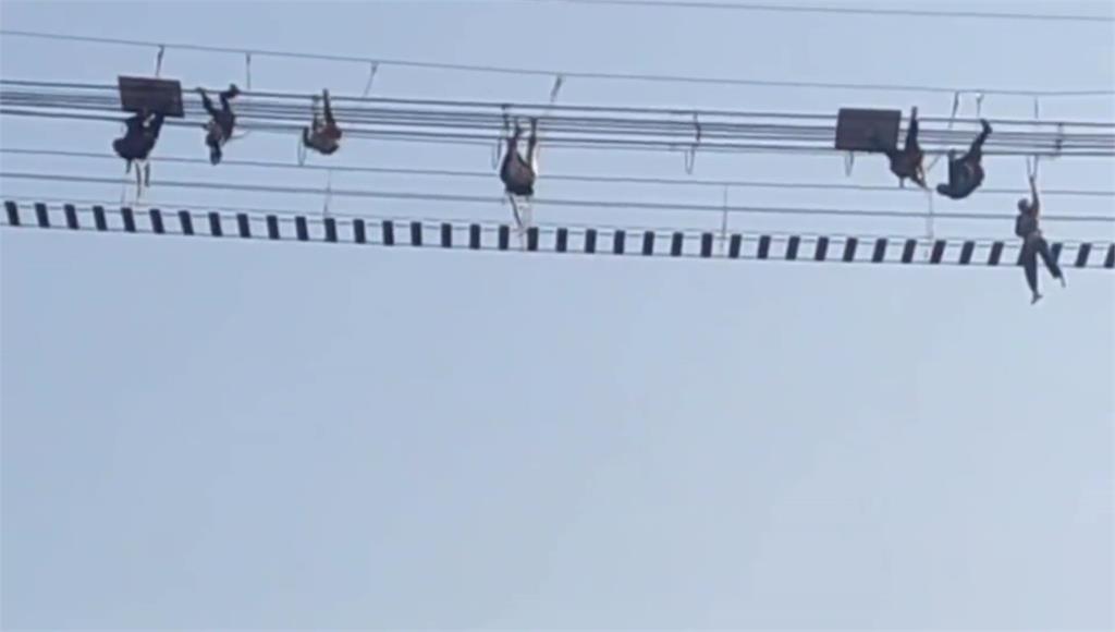 中國河南省洛陽市知名景點龍潭大峽谷的吊橋13日發生翻覆，導致遊客高掛空中。（翻攝自微博）