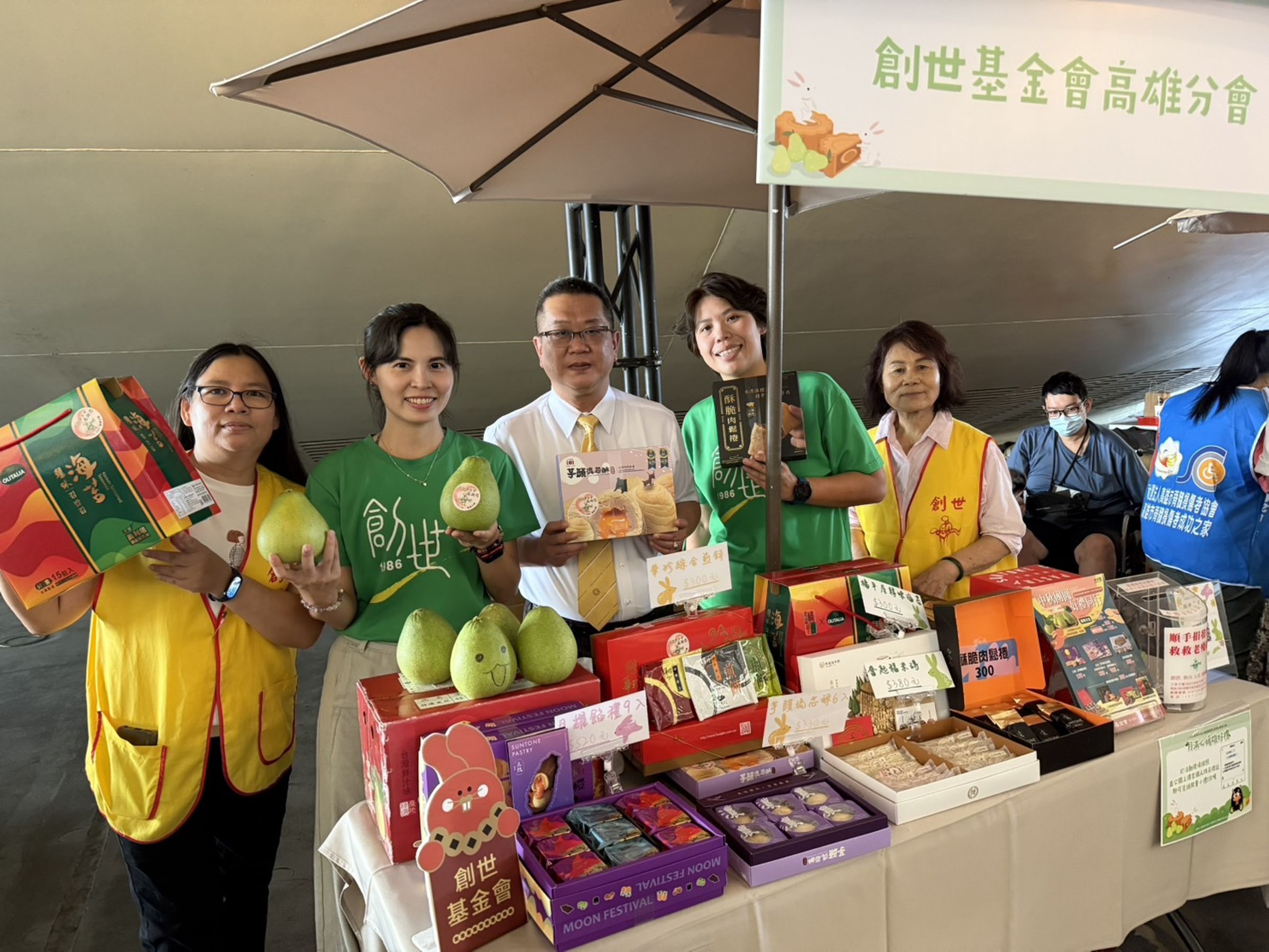 永義房屋高雄區經管會創會會長黃俊宏(圖中)與創世基金會一起呼籲大眾幫助植物人家庭過好節。(圖/永慶房產集團提供)