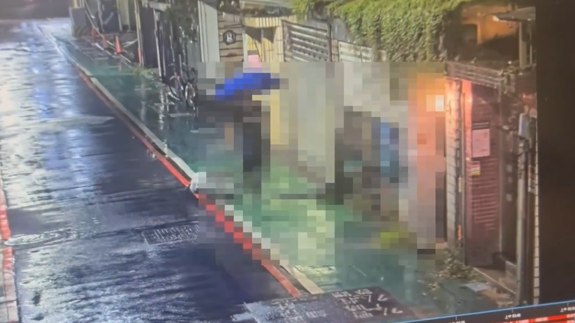 嫌犯在雨天以推車運送女信徒的身影被監視器拍下。(翻攝畫面)