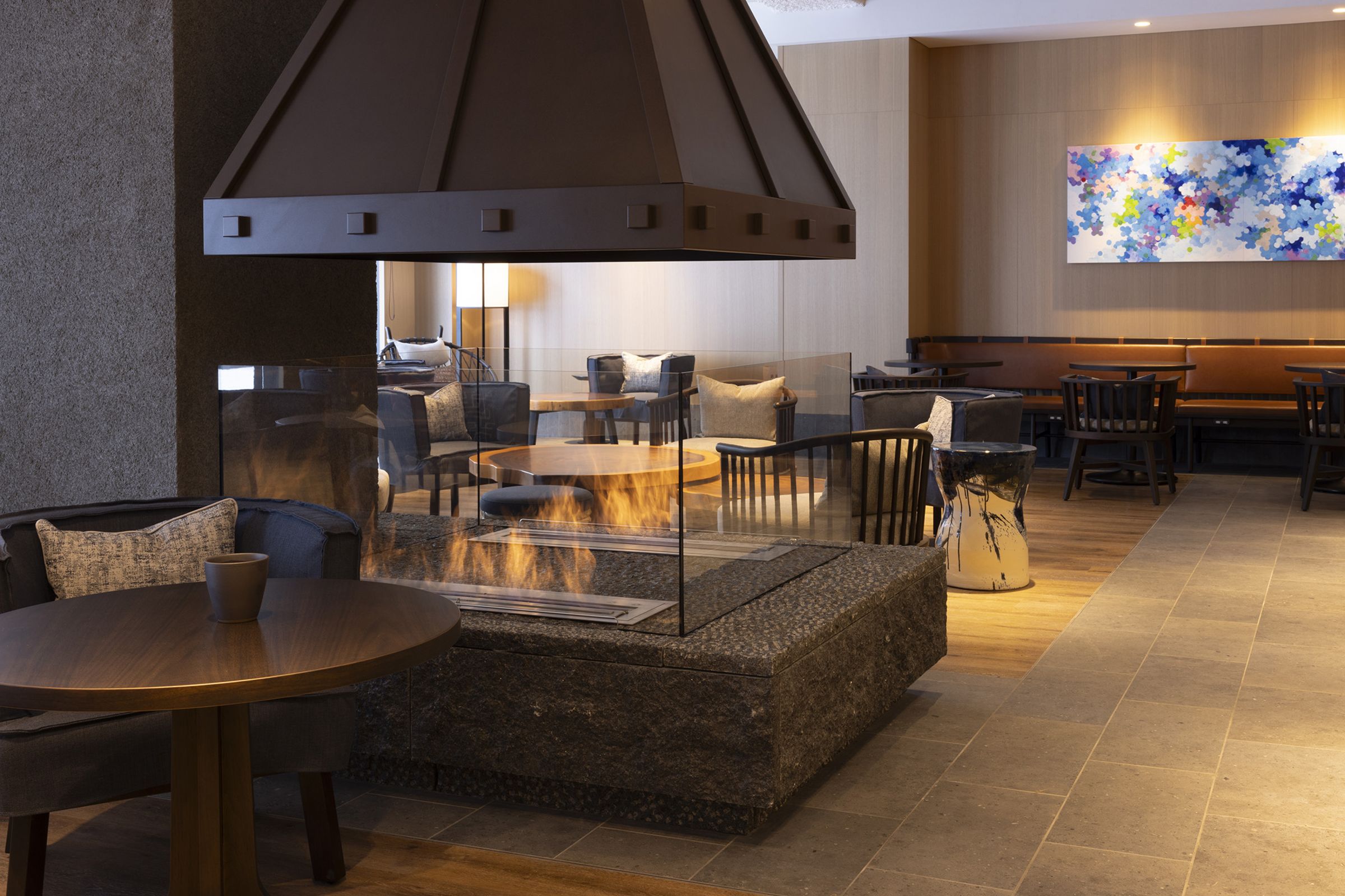 設有大型壁爐的「Buna Bar and Lounge」酒吧廊，是夜晚小酌聊天的最佳去處。（Nozo Hotel提供）