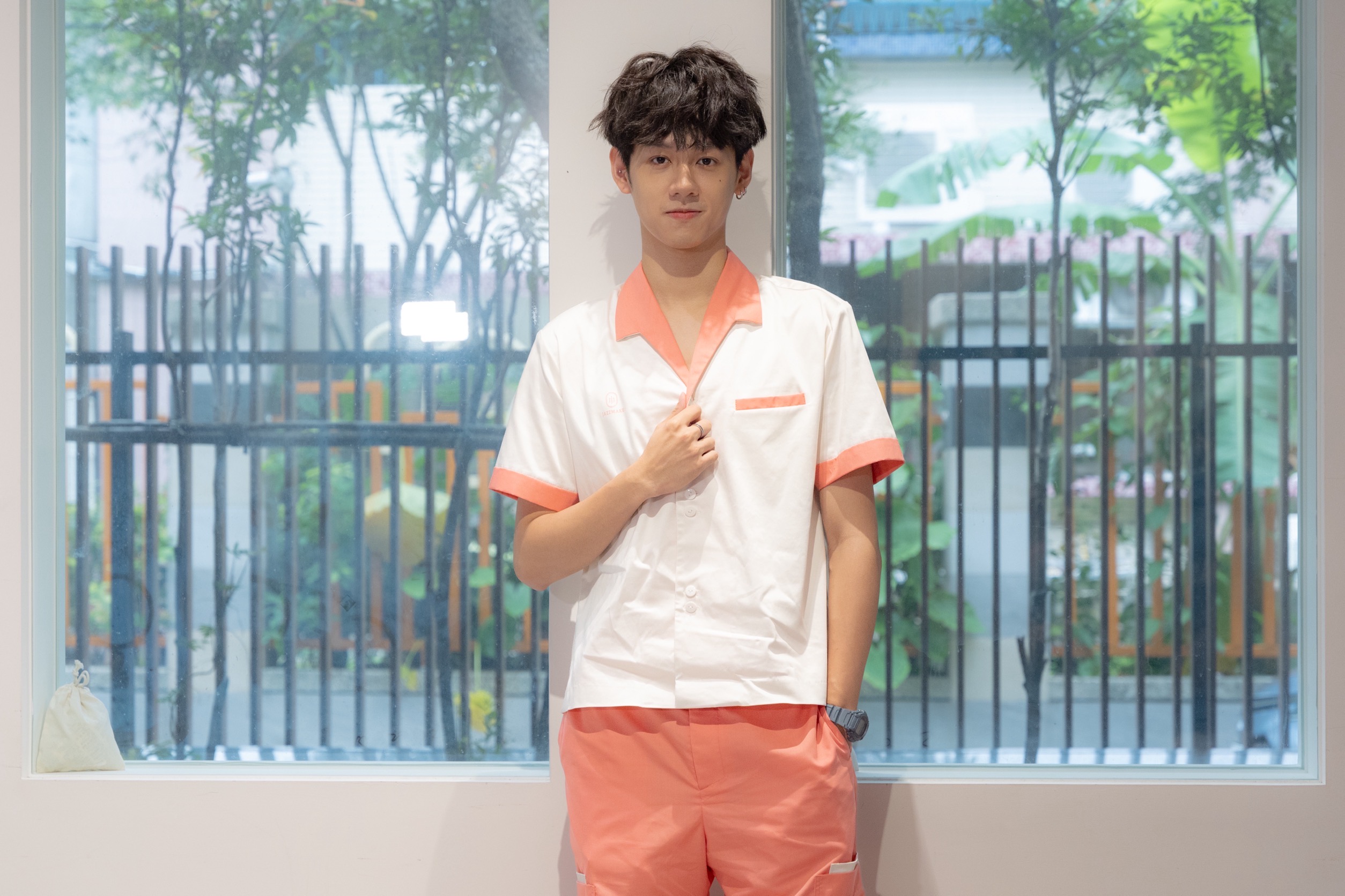 洪暐哲在影集《整形過後》飾演討喜可愛的護理師。（六魚文創提供）