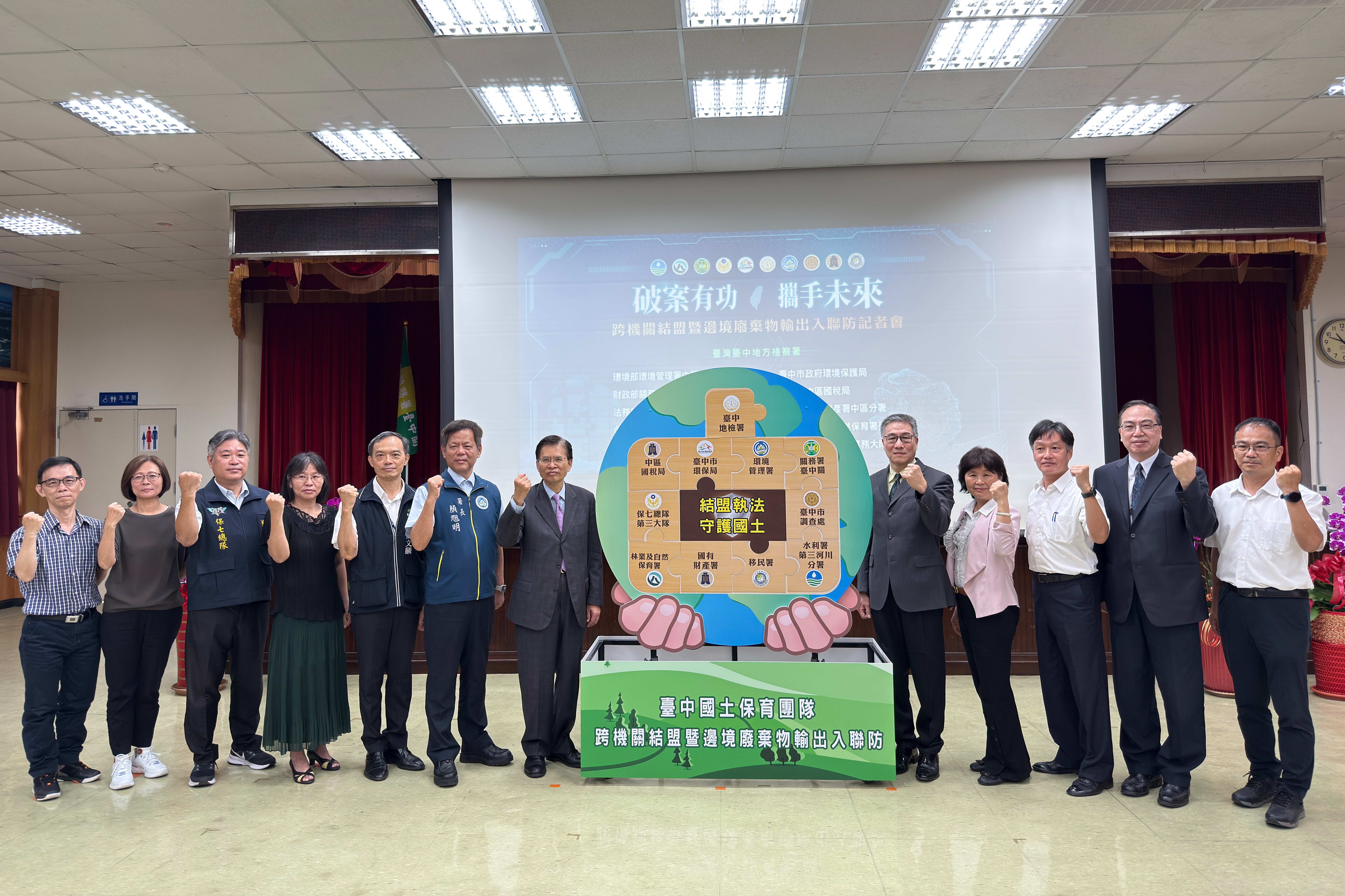 台中高分檢林錦村檢察長（左），台中地檢署檢察長張介欽（右）完成拼圖接合儀式。（中檢提供）