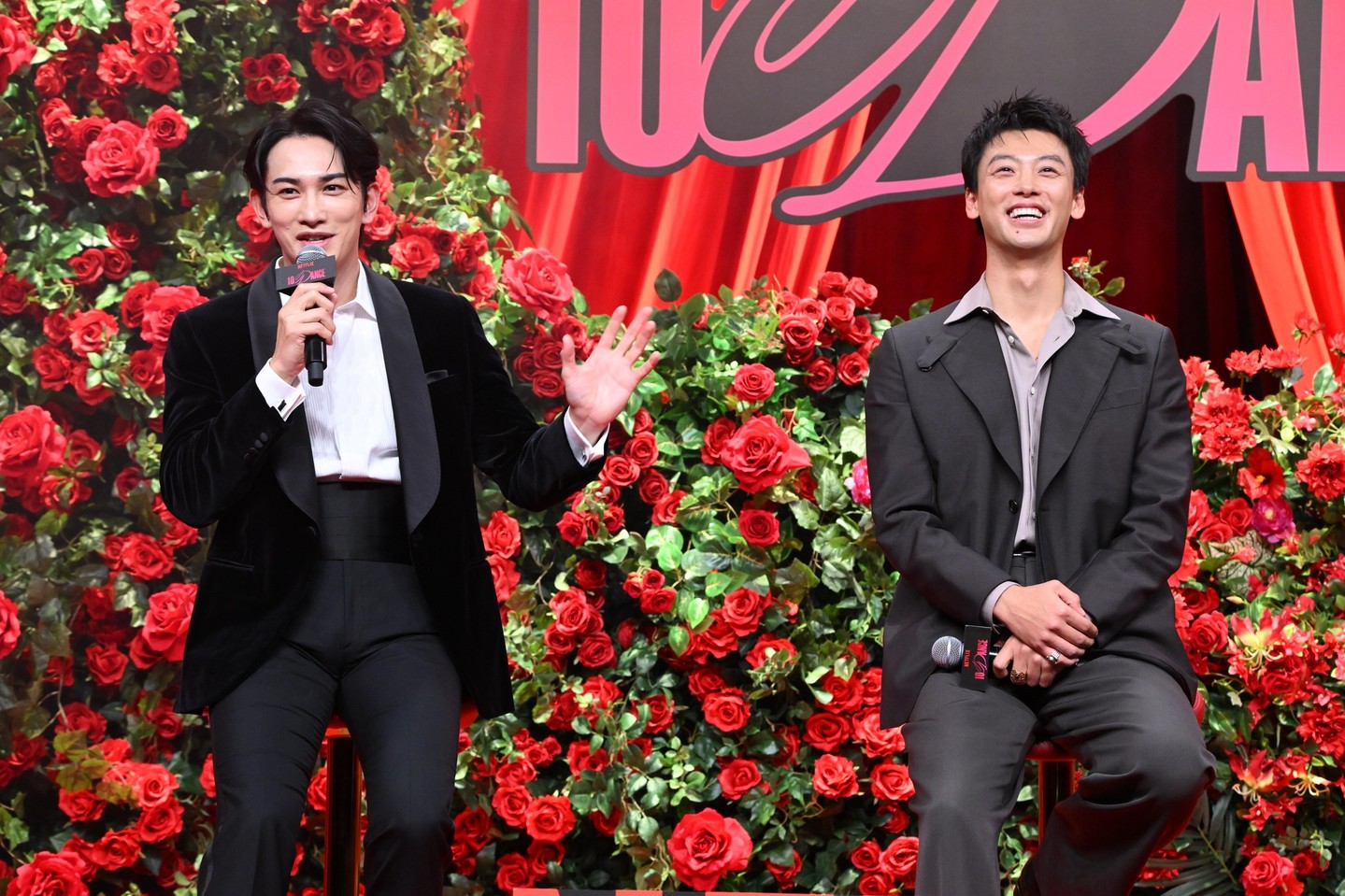 竹內涼真（右）與町田啓太在《10Dance》記者會暢聊拍戲點滴，町田難忘大友導演燦笑要求他們學完10種舞蹈，「我當時僵住了！」竹內涼真大笑。（翻攝Netflix jp IG）