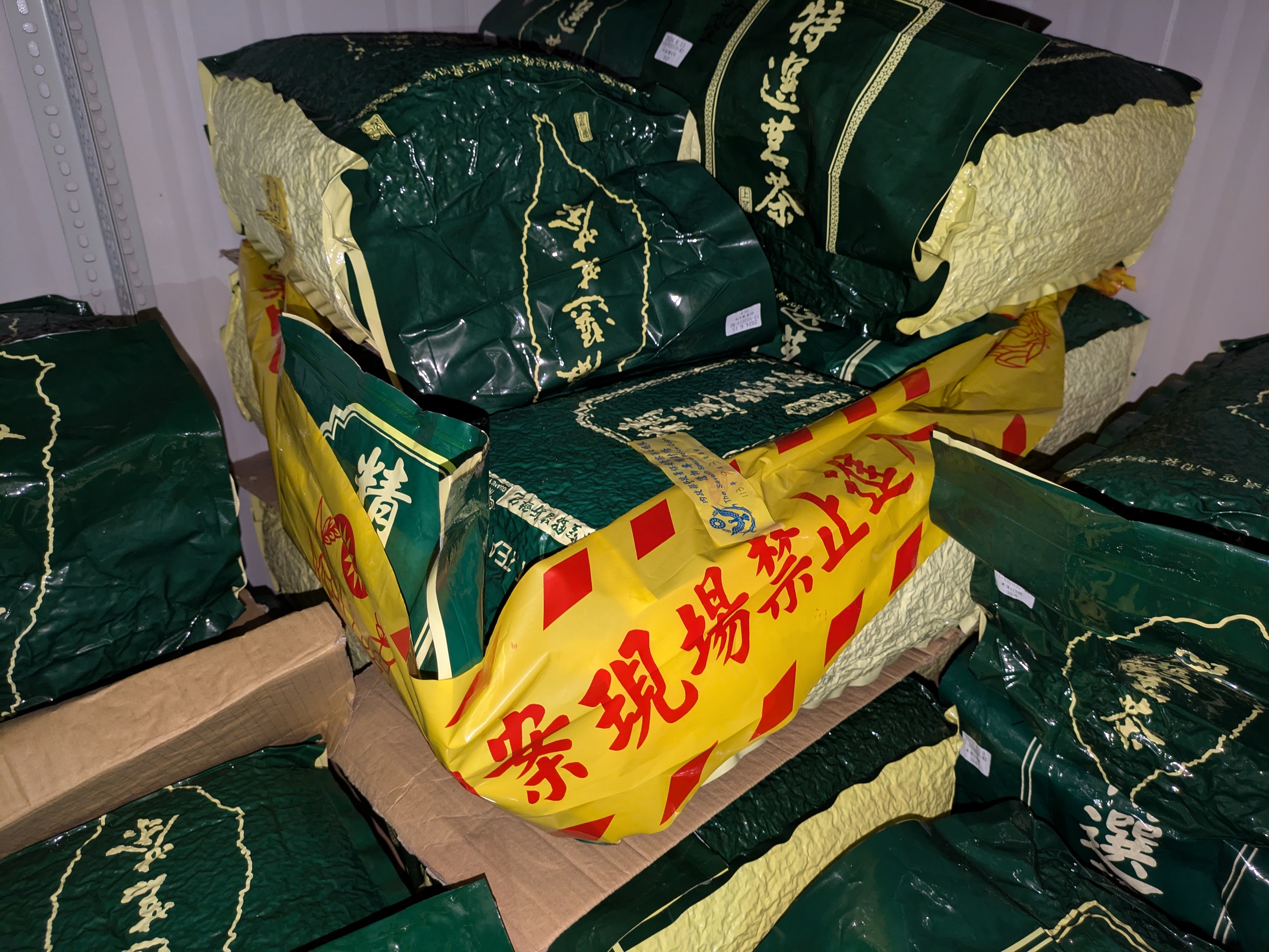 警方至南投鹿谷茶行執行搜索，查扣假冒金萱茶的越南進口茶葉。（翻攝畫面）