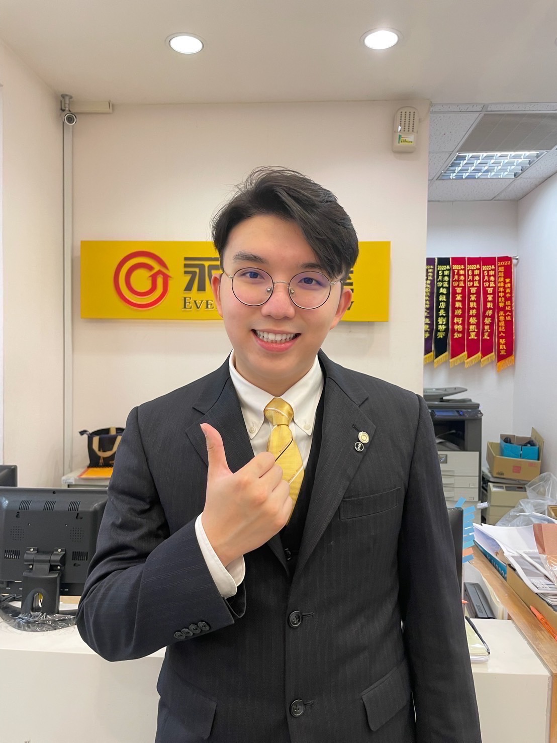 23歲加入永慶房屋的蔡凱至,憑藉永慶的一對一師徒制和自身努力,26歲就榮登千萬業績經紀人!