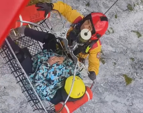 52歲男攀奇萊東稜突高山症發作，黑鷹直升機今出動將他吊掛下山送醫。（翻攝自空勤總隊臉書）