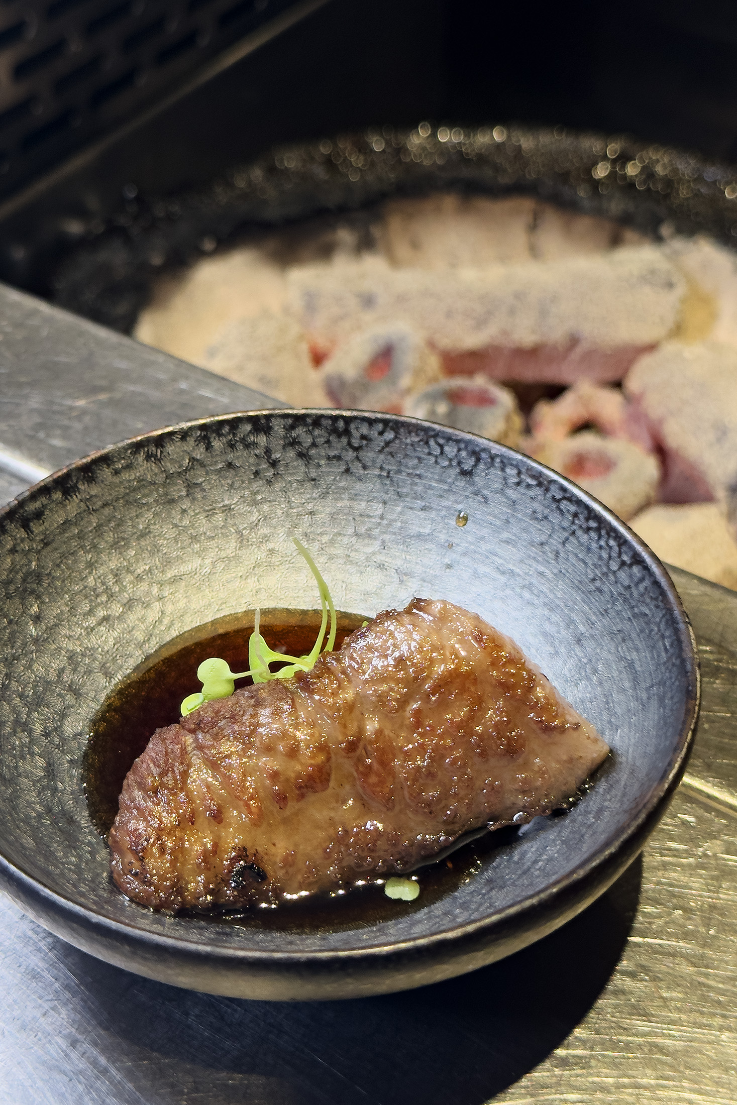 「果醋和牛」透過果醋醬、蘿蔔泥與香草點綴，讓油花部位依舊清爽不膩。