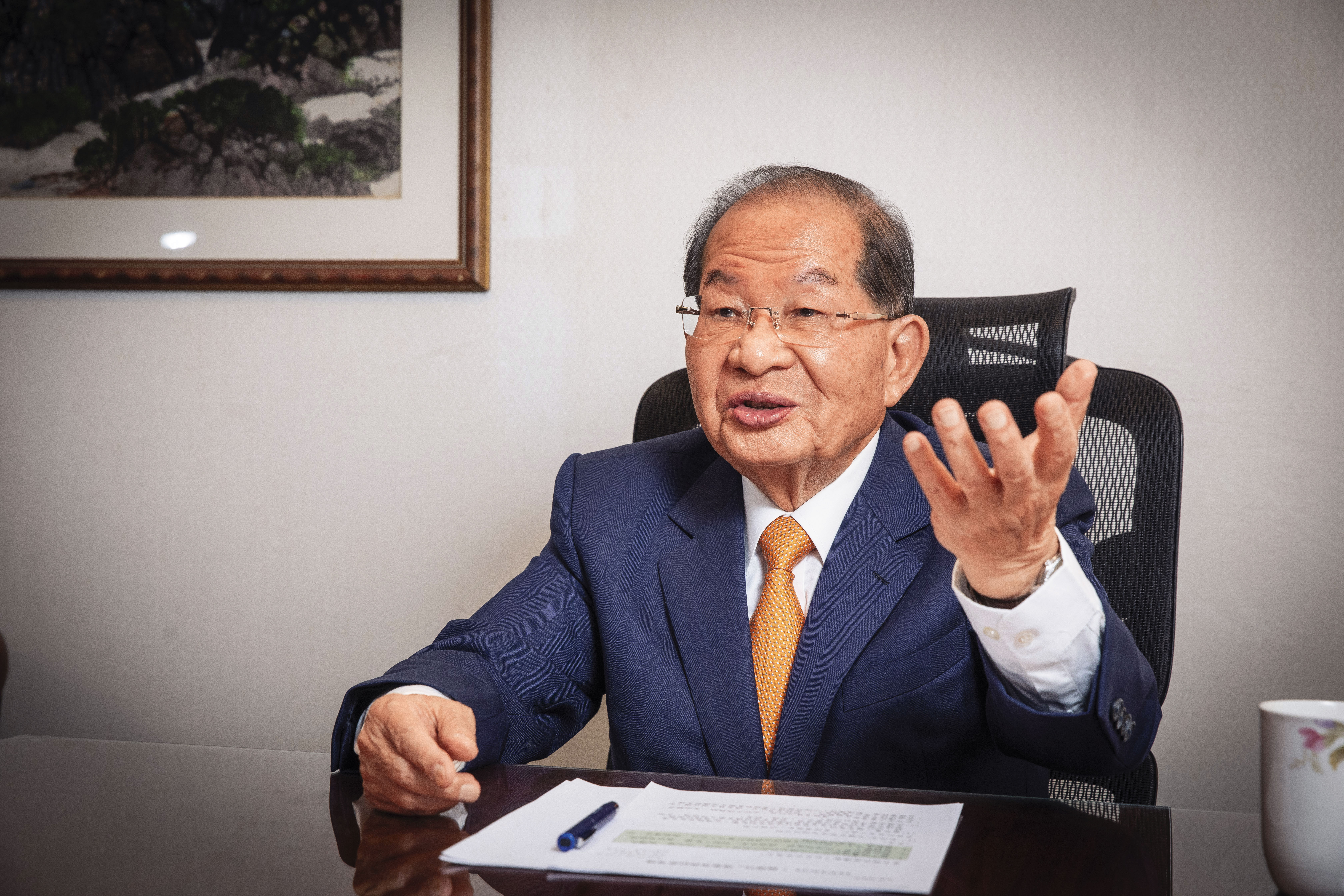 北市建商公會理事長陳勝宏憂心表示，房市若崩盤，最後受苦的仍是台灣人民。