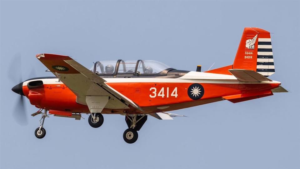 高雄空軍岡山基地一架T-34初級教練機今（2日）上午執行訓練任務時失事墜毀，2名中校飛官不幸殉。（翻攝IDF經國號臉書 ）