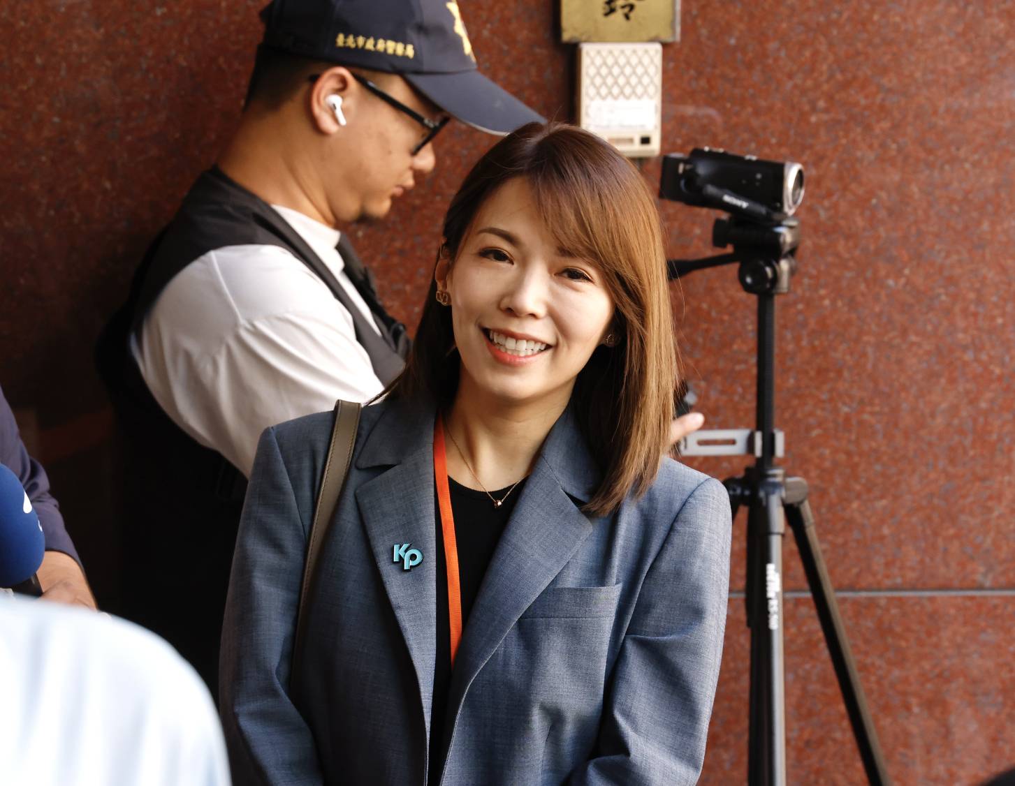 柯文哲遭北院裁定維持交保，先前被砲轟是戰犯的陳智菡今日笑容滿面現身。