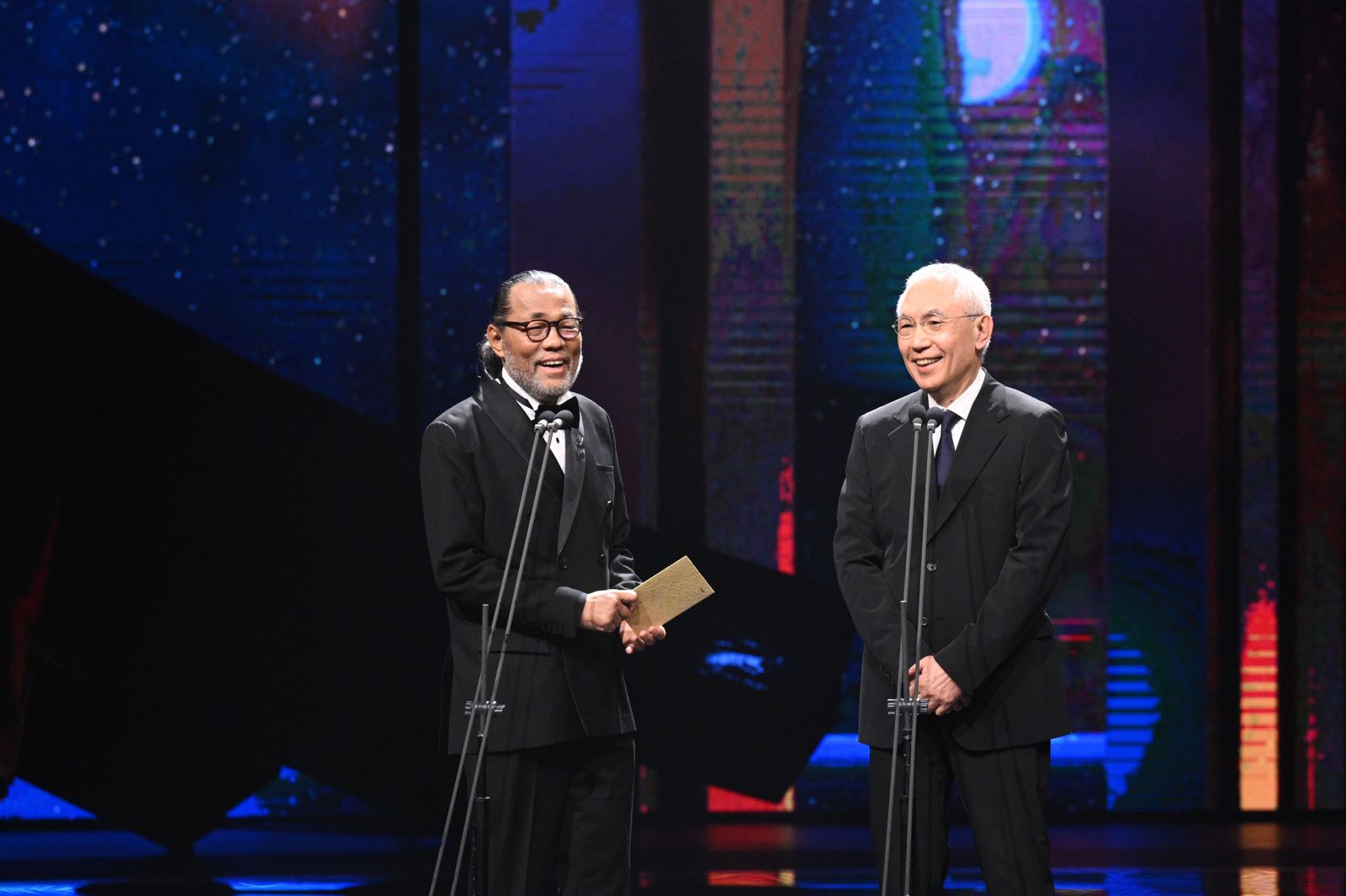 導演譚家明(右)因為腰傷,評審團最後以16位評審來決定最後的得獎名單。(金馬執委會提供)