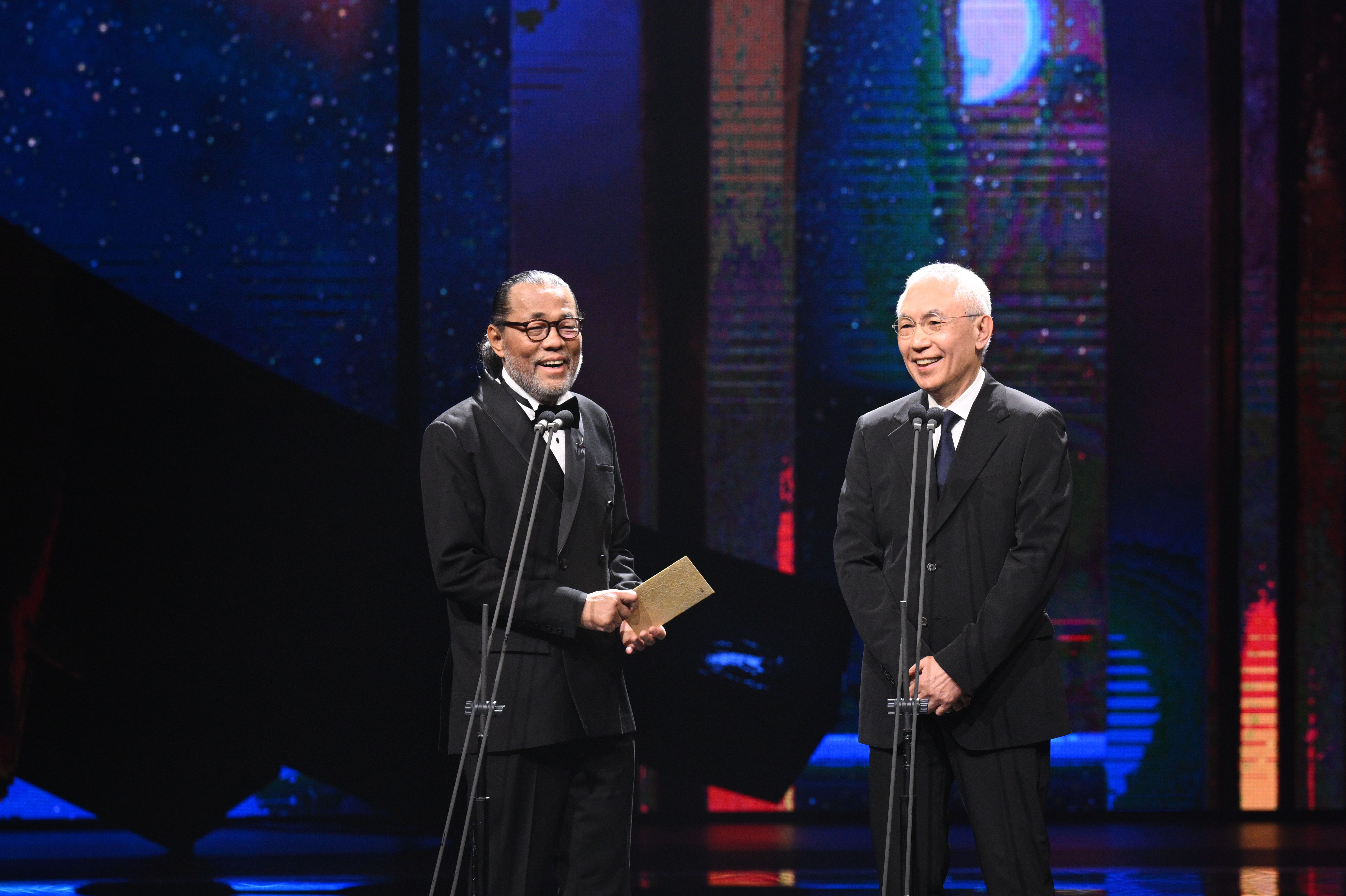 導演譚家明(右)因為腰傷,評審團最後以16位評審來決定最後的得獎名單。(金馬執委會提供)