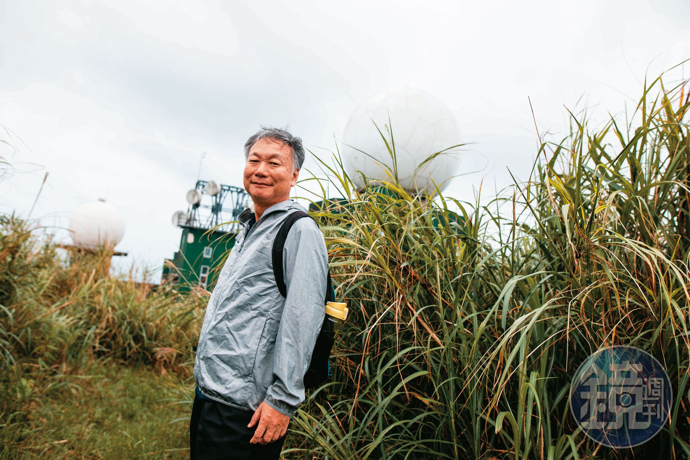 我們和鄭明典相約至五分山氣象雷達站拍照,他上傳當日照片到臉書,竟也立刻上新聞,他則認為只要大家願意關心、瞭解氣象都是好事。