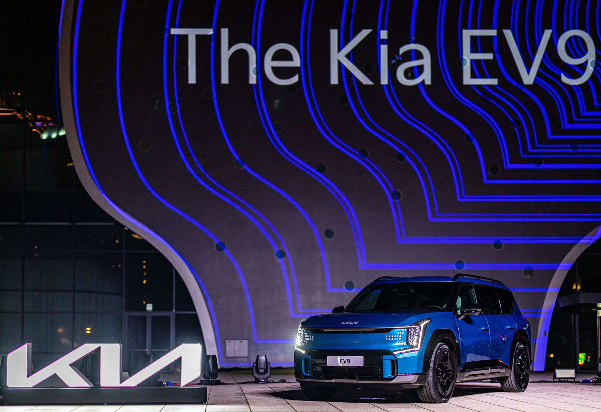 The Kia EV9蘊含「Edge Design前瞻格局」、「Freedom Premium尊榮隨心」、「Green Innovation綠能革新」三大產品DNA，強烈的前瞻外觀設計搭配先進科技配備，展現Kia對於新能源移動的完美演繹。