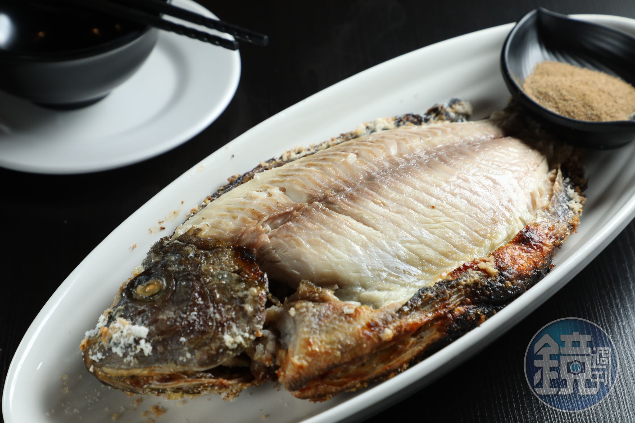 「鹽烤台灣鯛」使用台東山泉水養殖的吳郭魚，完全沒有土腥味，簡單調味就很美味。（250元／份）