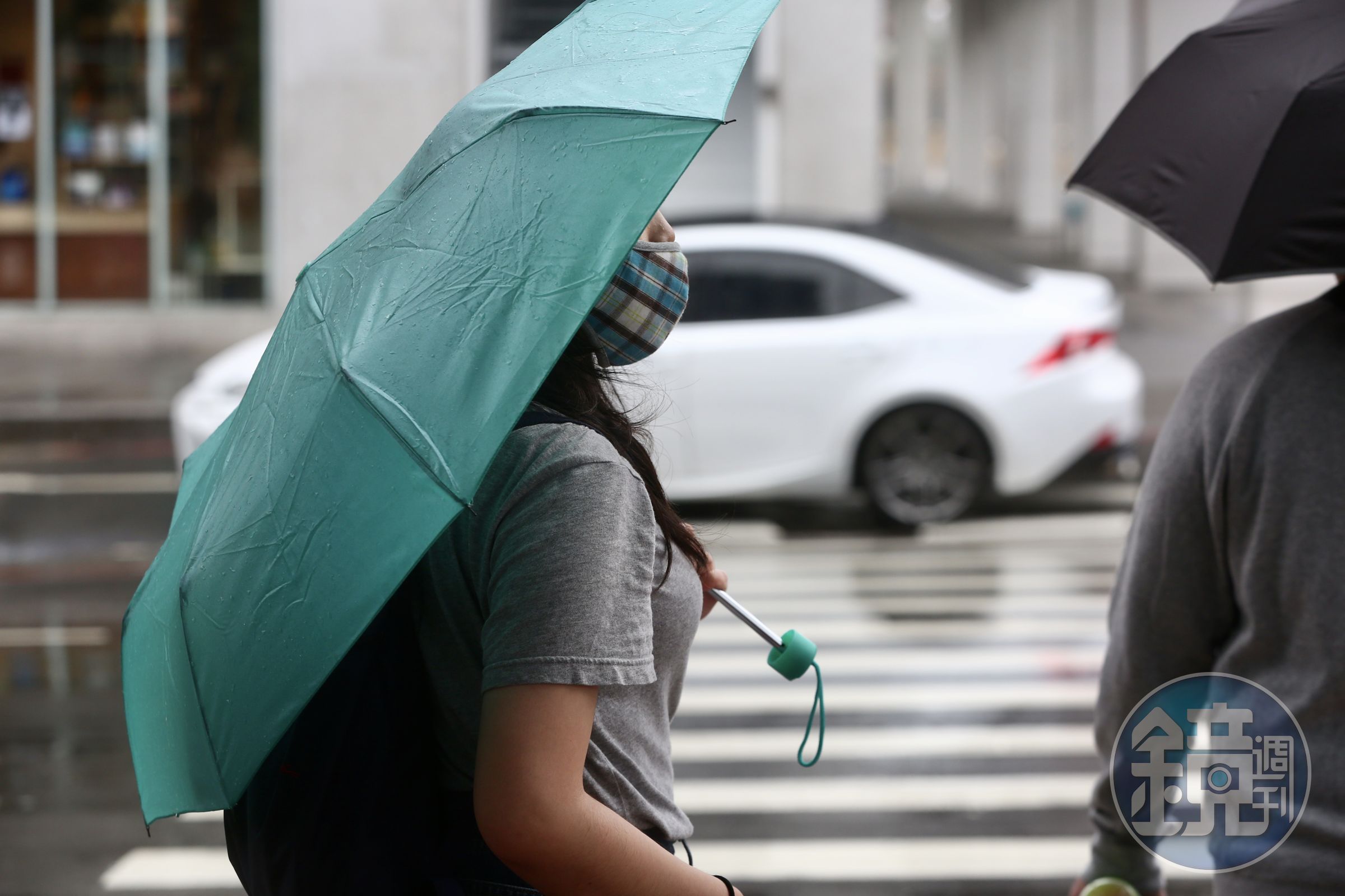 氣象署針對14縣市發布大雨特報，提醒民眾外出活動請留意天氣變化，並建議大家攜帶雨具以備不時之需。（示意圖，本刊資料照）