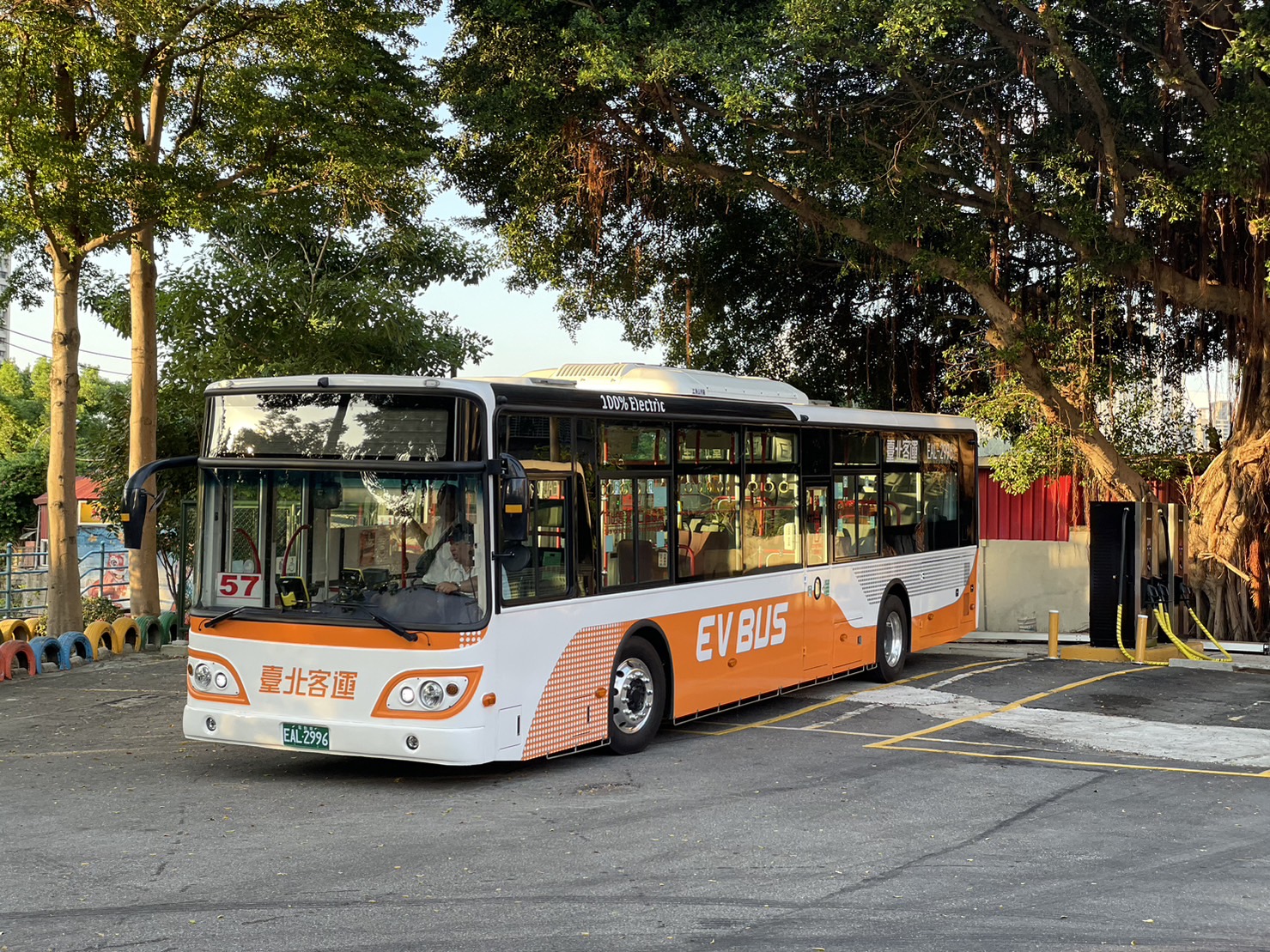 台北客運南雅站僅安裝3組充電樁，即可滿足23輛電動巴士每日每趟的營運。（成運提供）