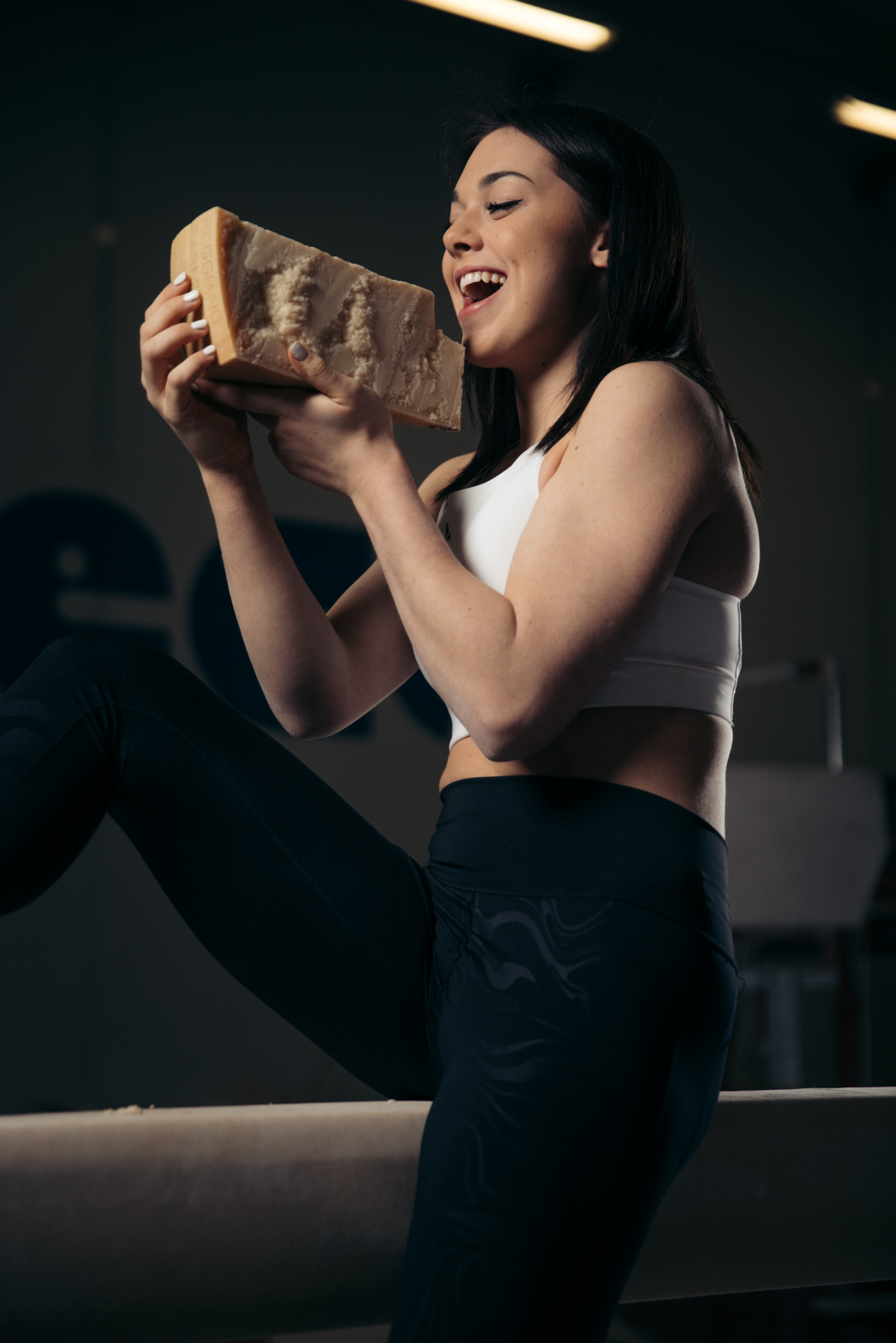 維拉大啖帕瑪森起司宣傳。(翻攝自PARMIGIANO REGGIANO;作者GABRIELE SEGHIZZI)