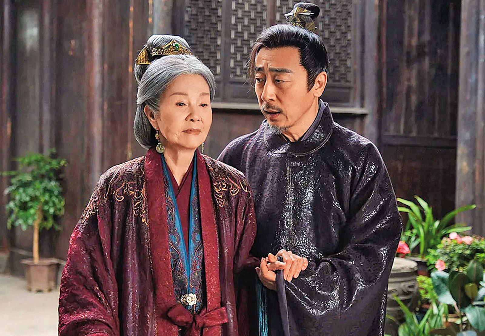 《慶餘年2》中，歸亞蕾（左）化身超狠毒反派「明老太君」，令不少年輕觀眾認識這位老戲骨。（Disney+提供）