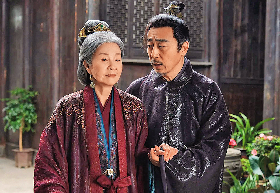 《慶餘年2》中，歸亞蕾（左）化身超狠毒反派「明老太君」，令不少年輕觀眾認識這位老戲骨。（Disney+提供）