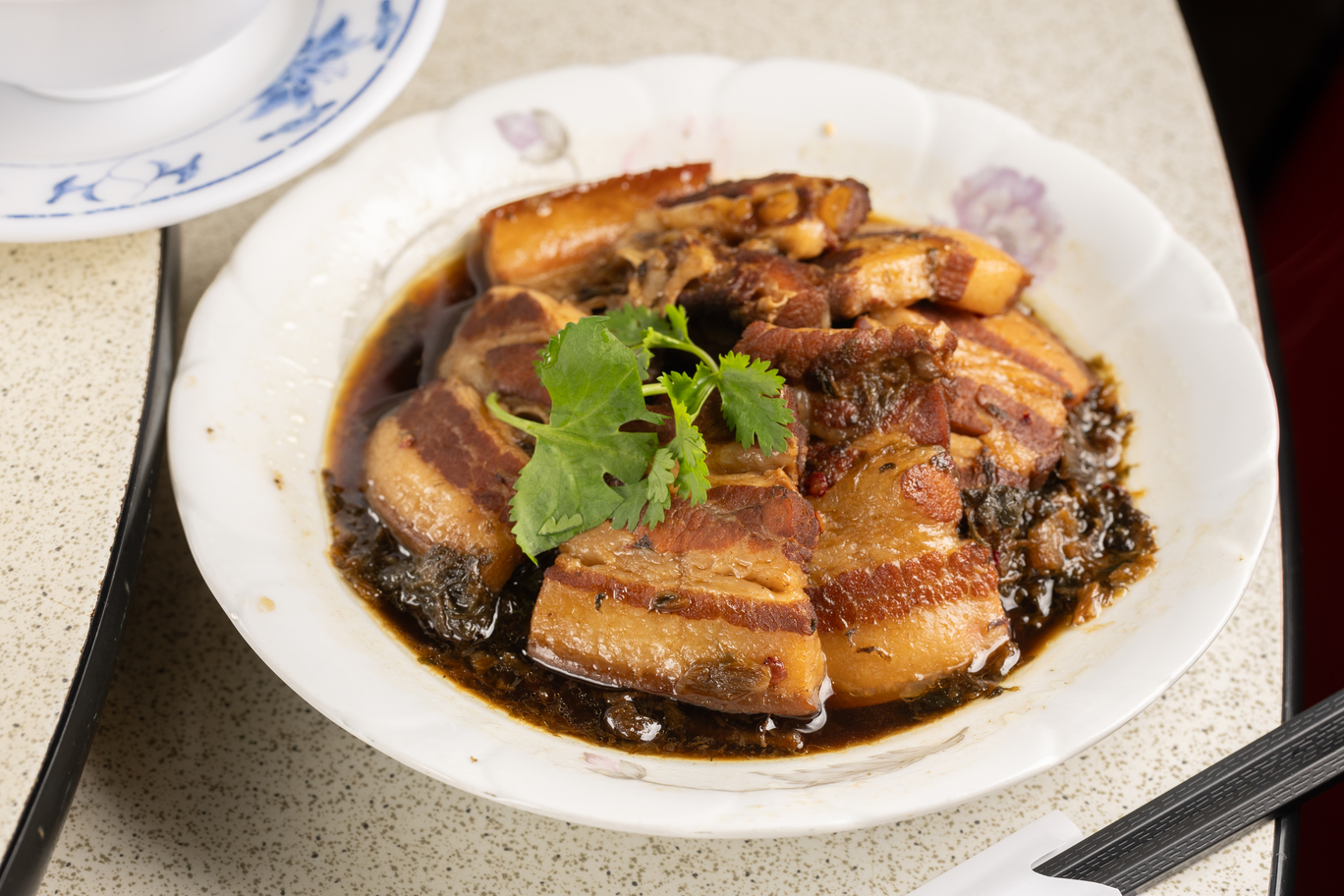 「穎川美食館」的「梅干扣肉」滷得恰到好處。（220元／小份）