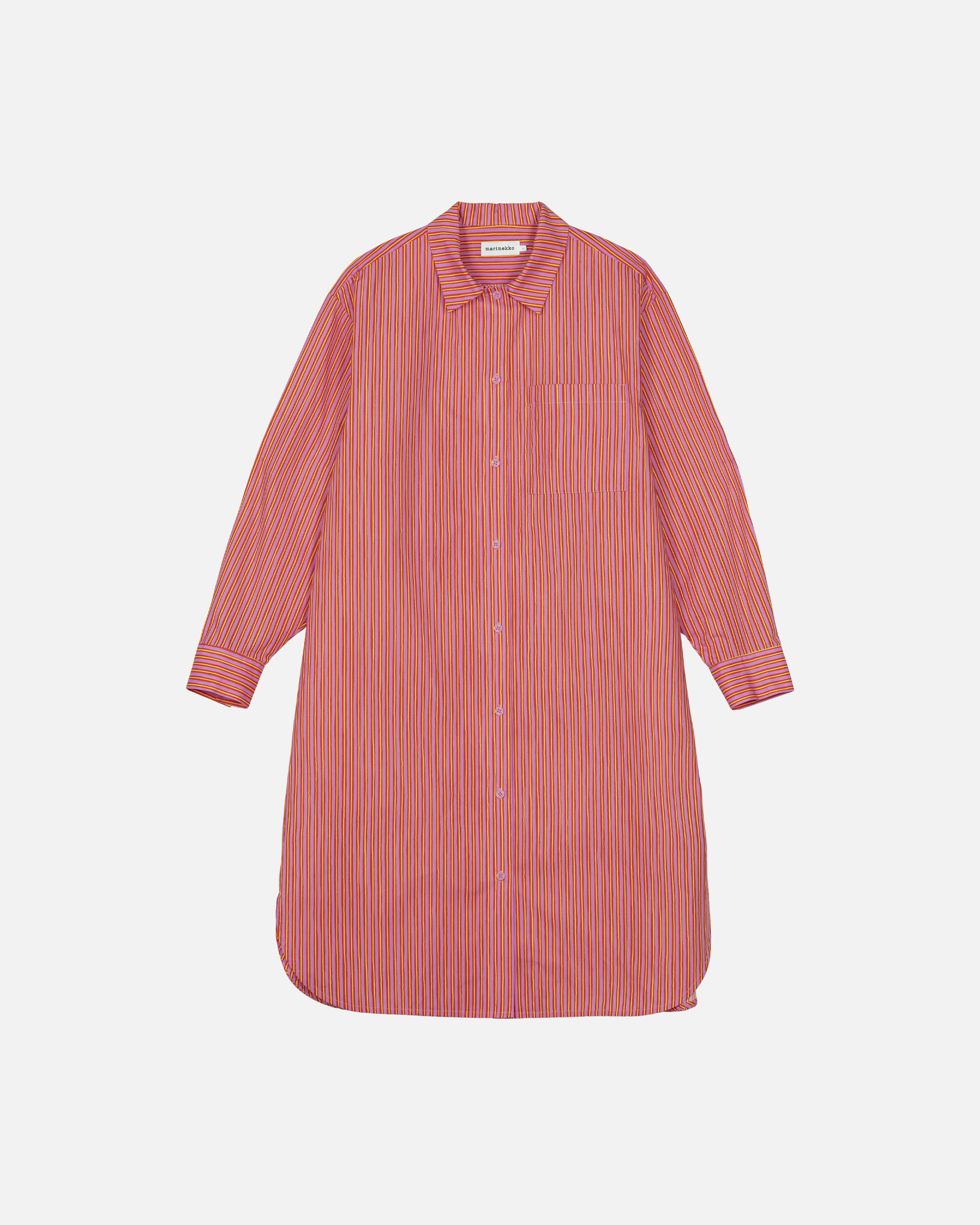Laila Gohar × Marimekko聯名合作系列莓果紅細條紋長袖襯衫式洋裝。NT$10,900（俊思提供）