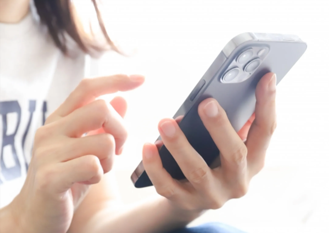 Ｌ小姐去年６月接獲詐騙集團來電，被告知因涉及詐欺與冒名租屋等案件被通緝。(示意圖，photoAC。)