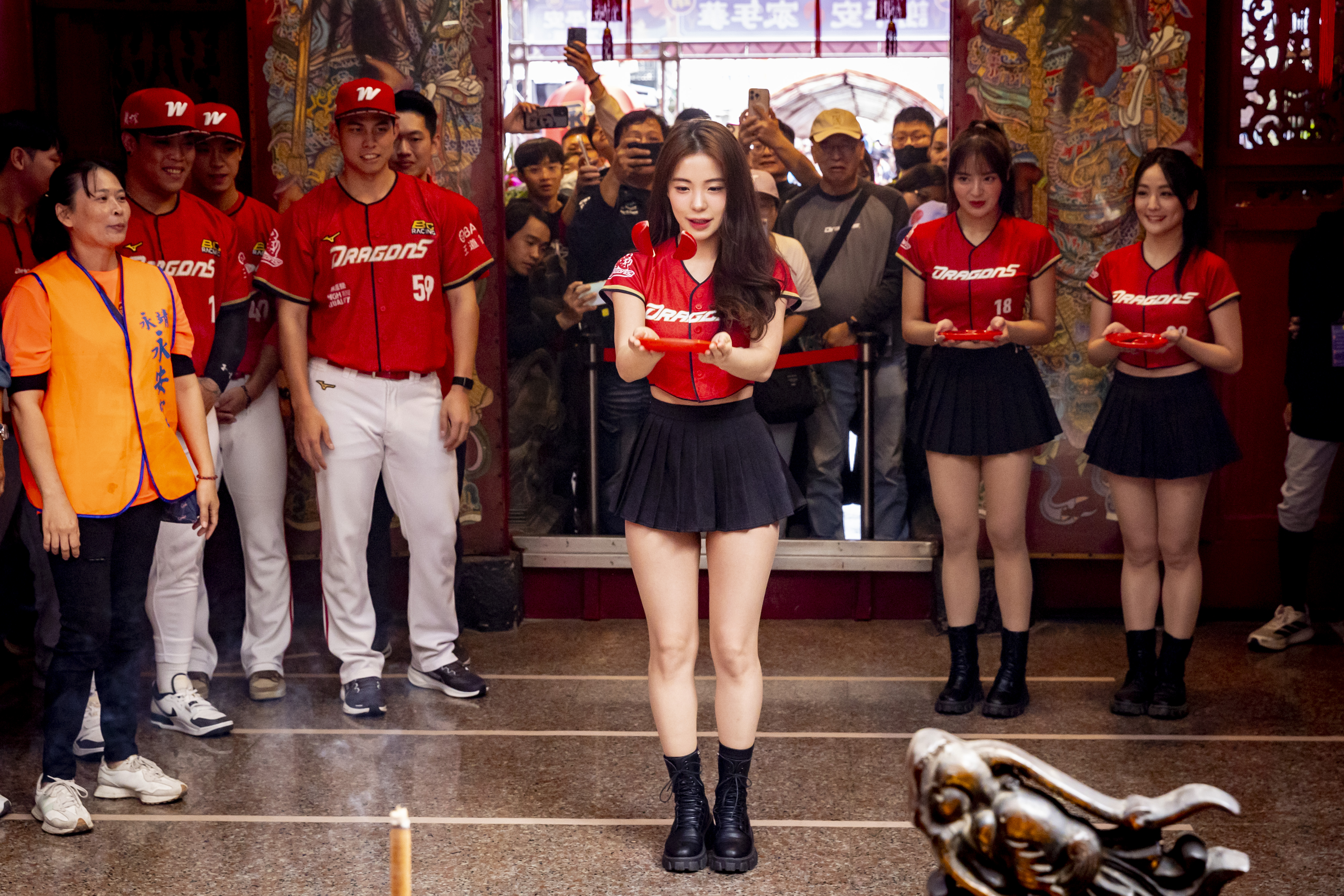 味全龍球員及啦啦隊員一起參與謝平安活動。