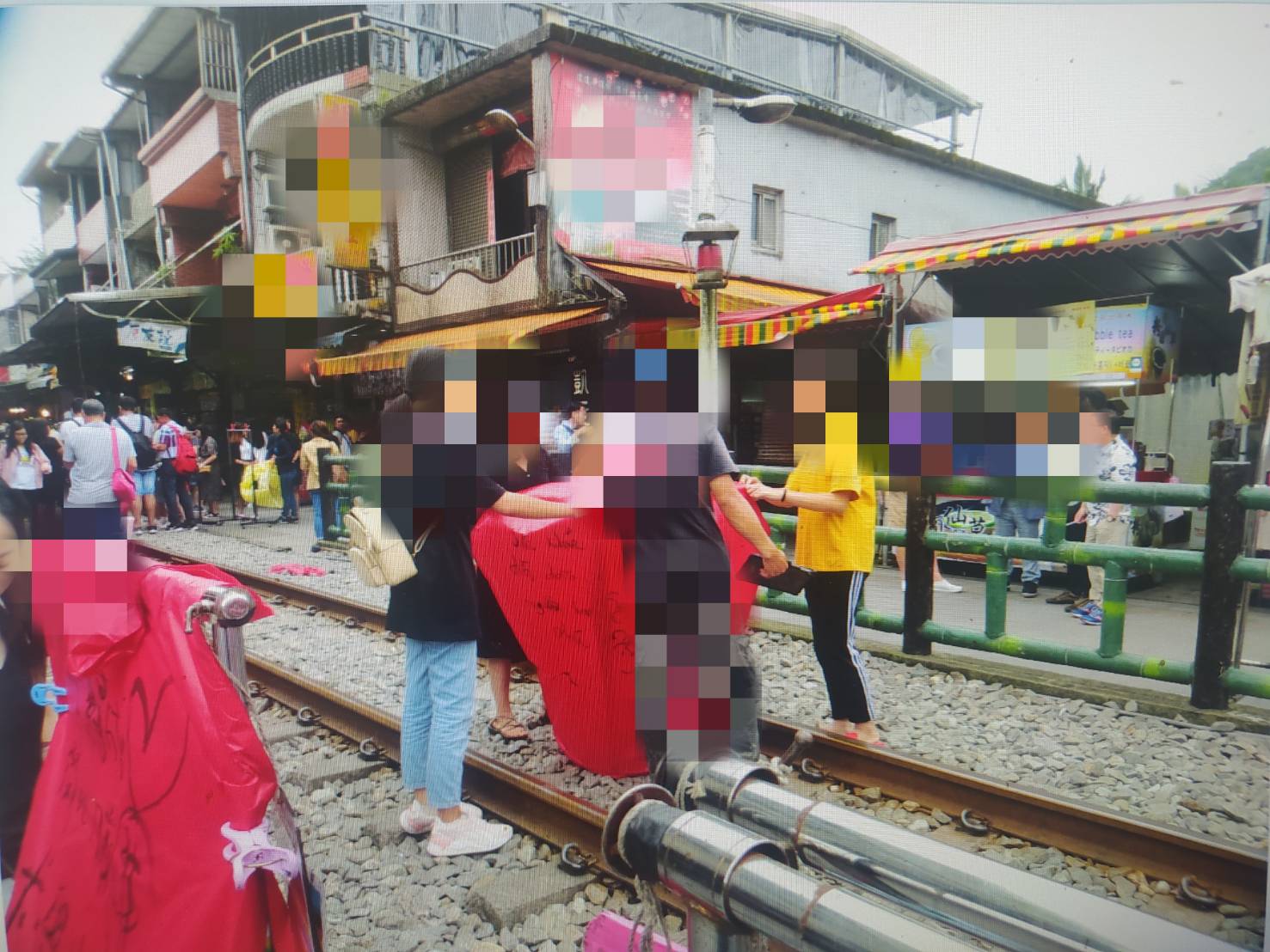 新北一名男子因為在鐵道上幫遊客放天燈,遭依違反《鐵路法》開罰。(宜蘭分署提供)