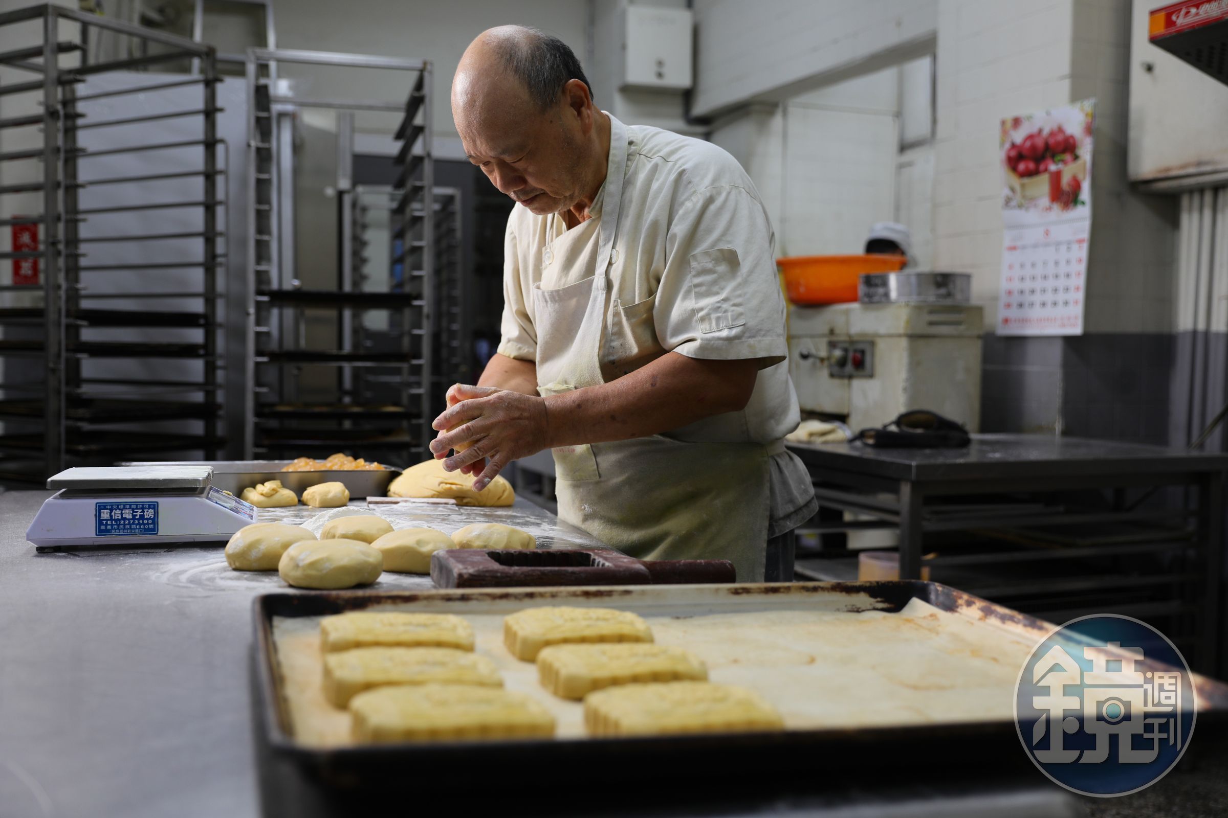 在新台灣餅舖已有30年的老師傅，製餅功力深厚。