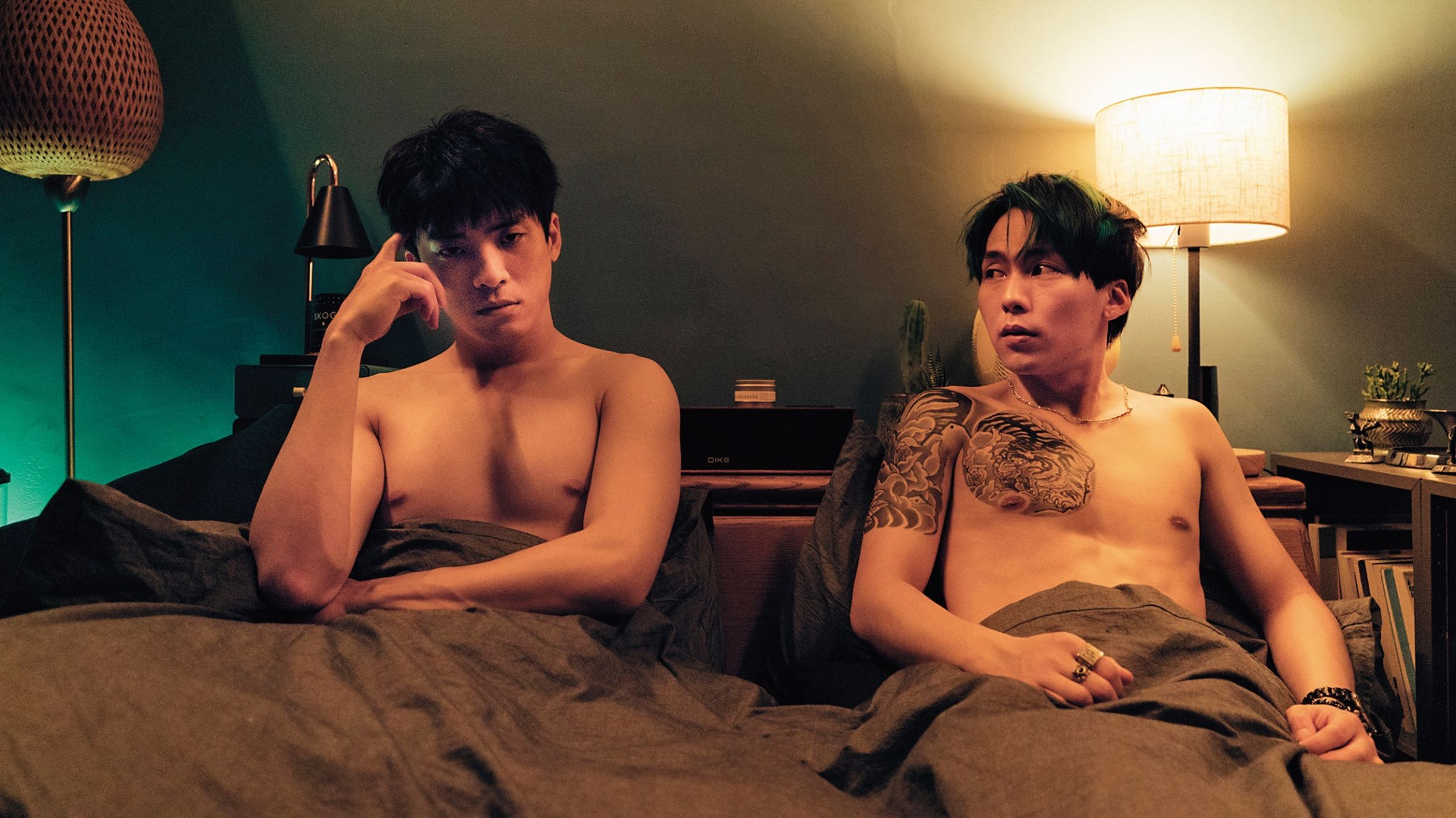 林哲熹（左）與巫建和（右）劇中男男戀，有多場趣味橫生的情感動作。（Netflix提供）
