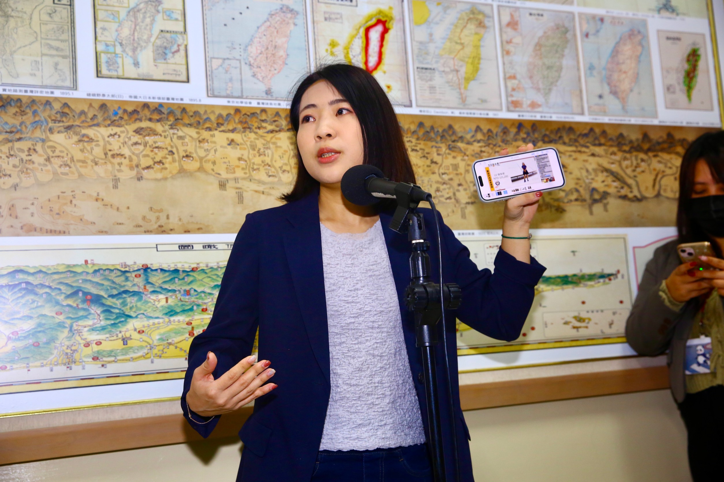 徐巧芯今出面反駁苗博雅直播上的評論，強調連身裙不是LV，而且是于美人送的二手衣。