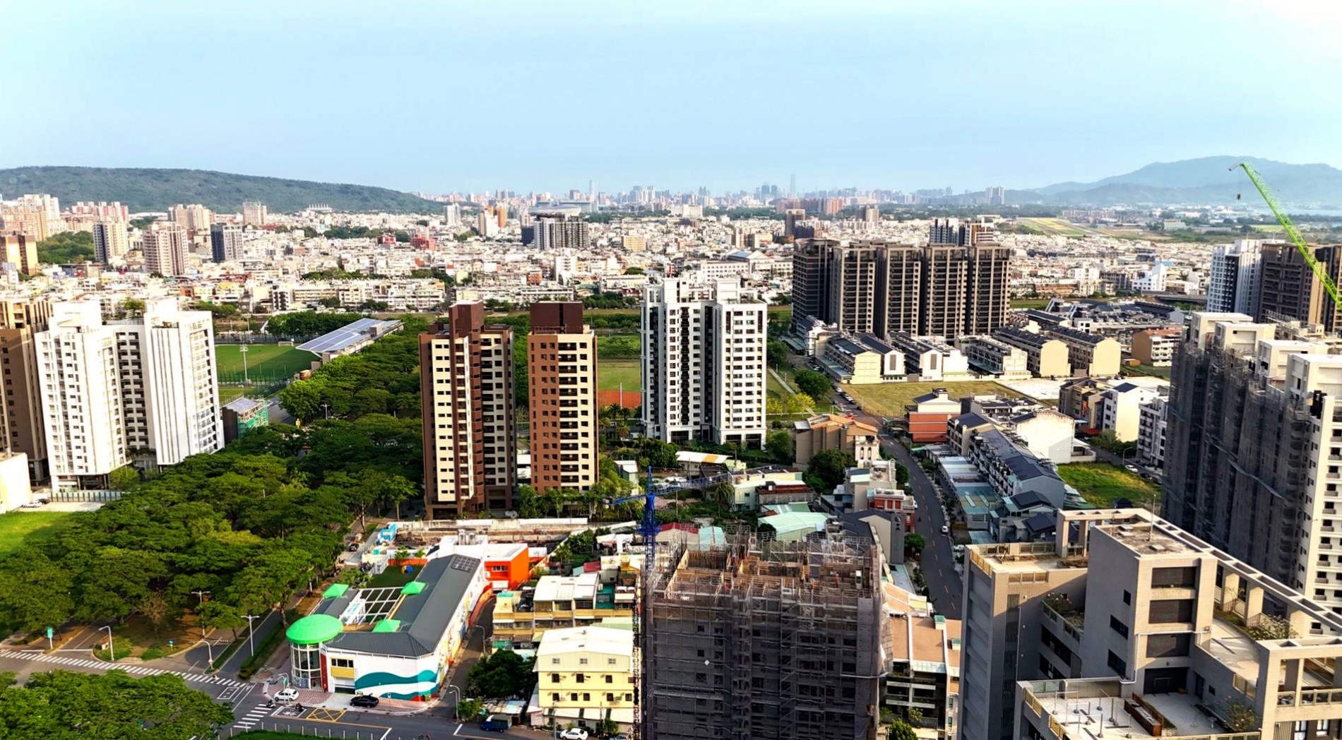 永慶房產集團統計近一年七都各行政區屋齡10年內且總價千萬元以下的電梯大樓交易量，高雄楠梓區以926件位居第一。（房市示意圖）