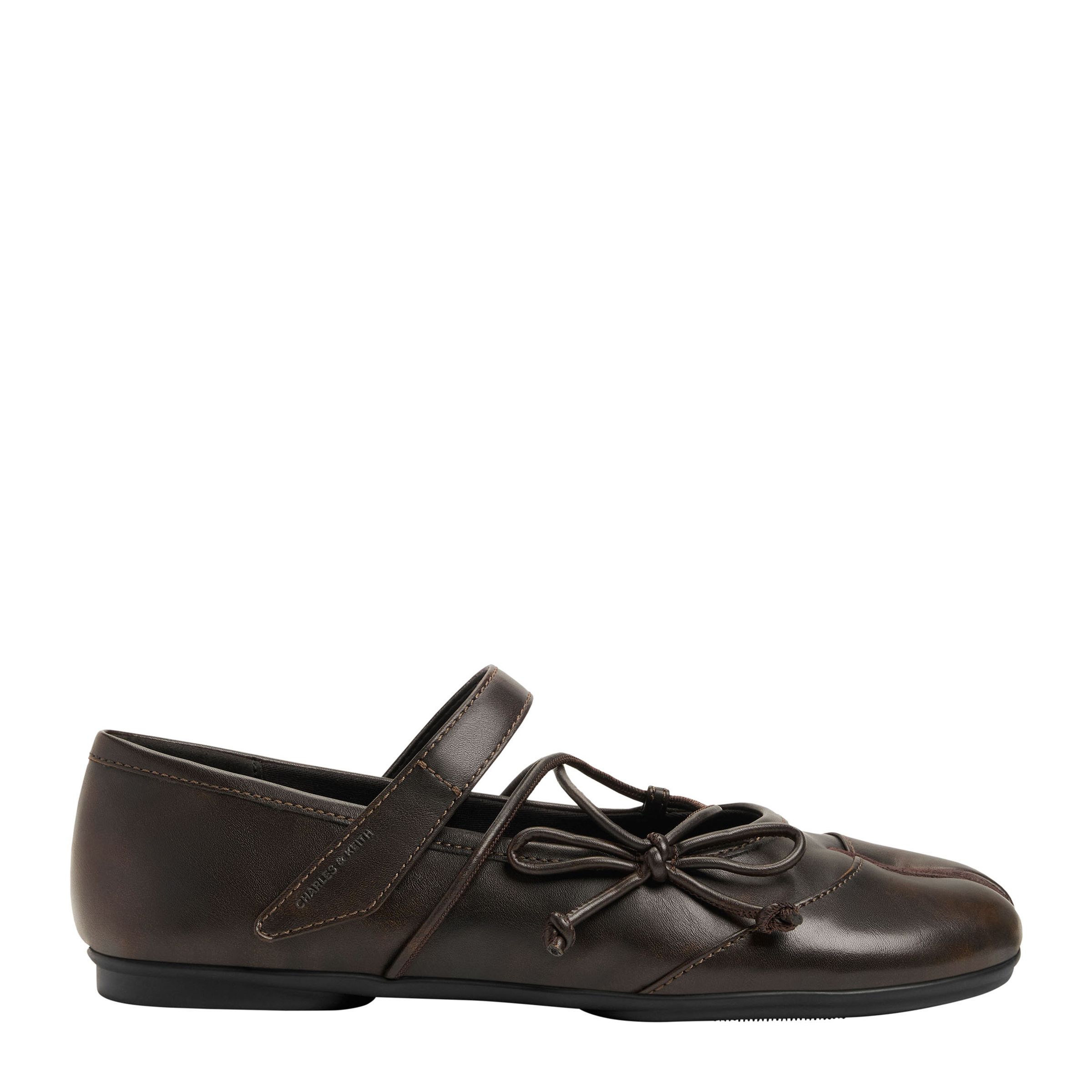 Aether分趾瑪莉珍鞋。NT$2,590（CHARLES & KEITH提供）