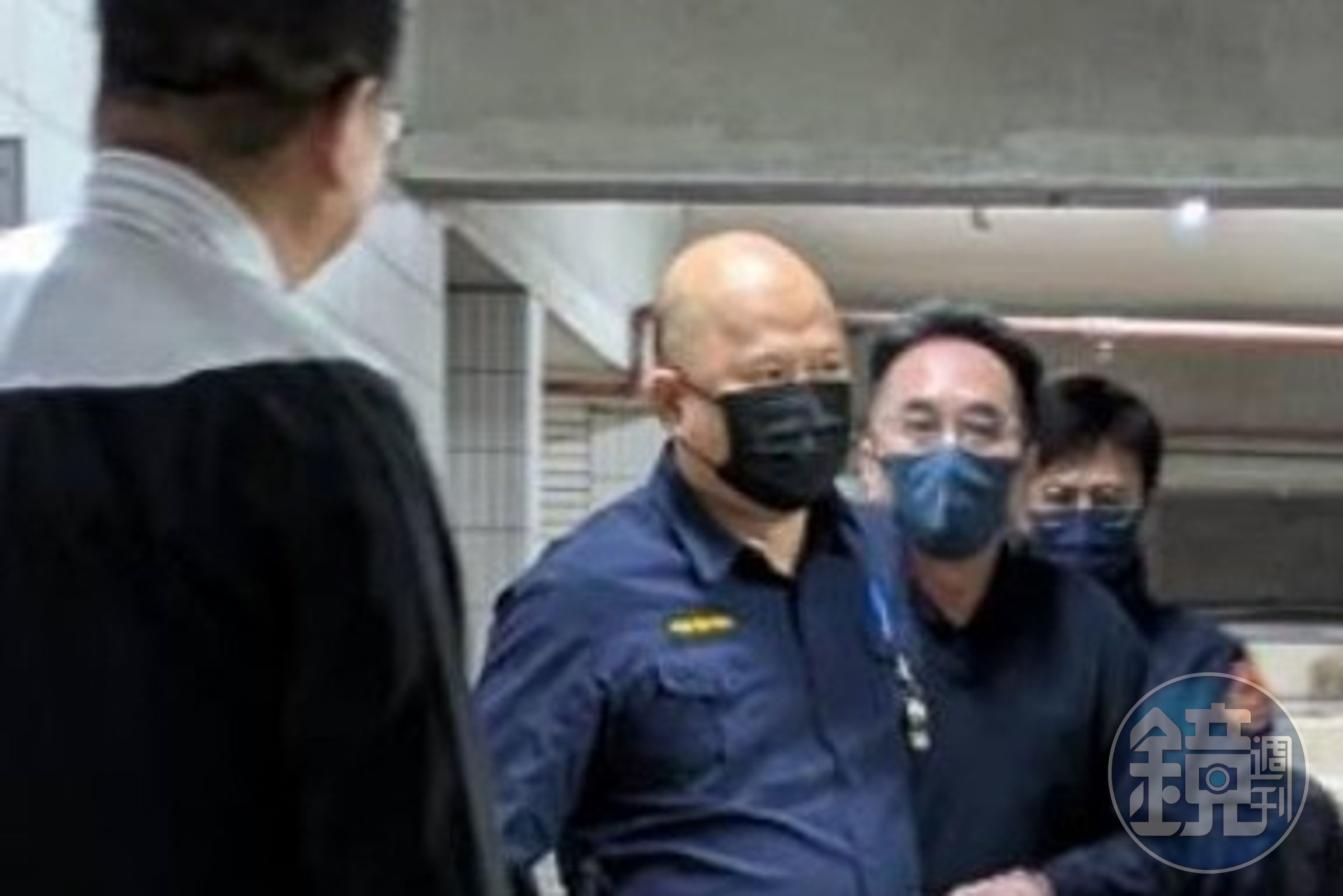 陳宗傑(右二)以5,000萬元交保。