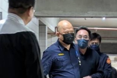 陳宗傑（右二）以5,000萬元交保。