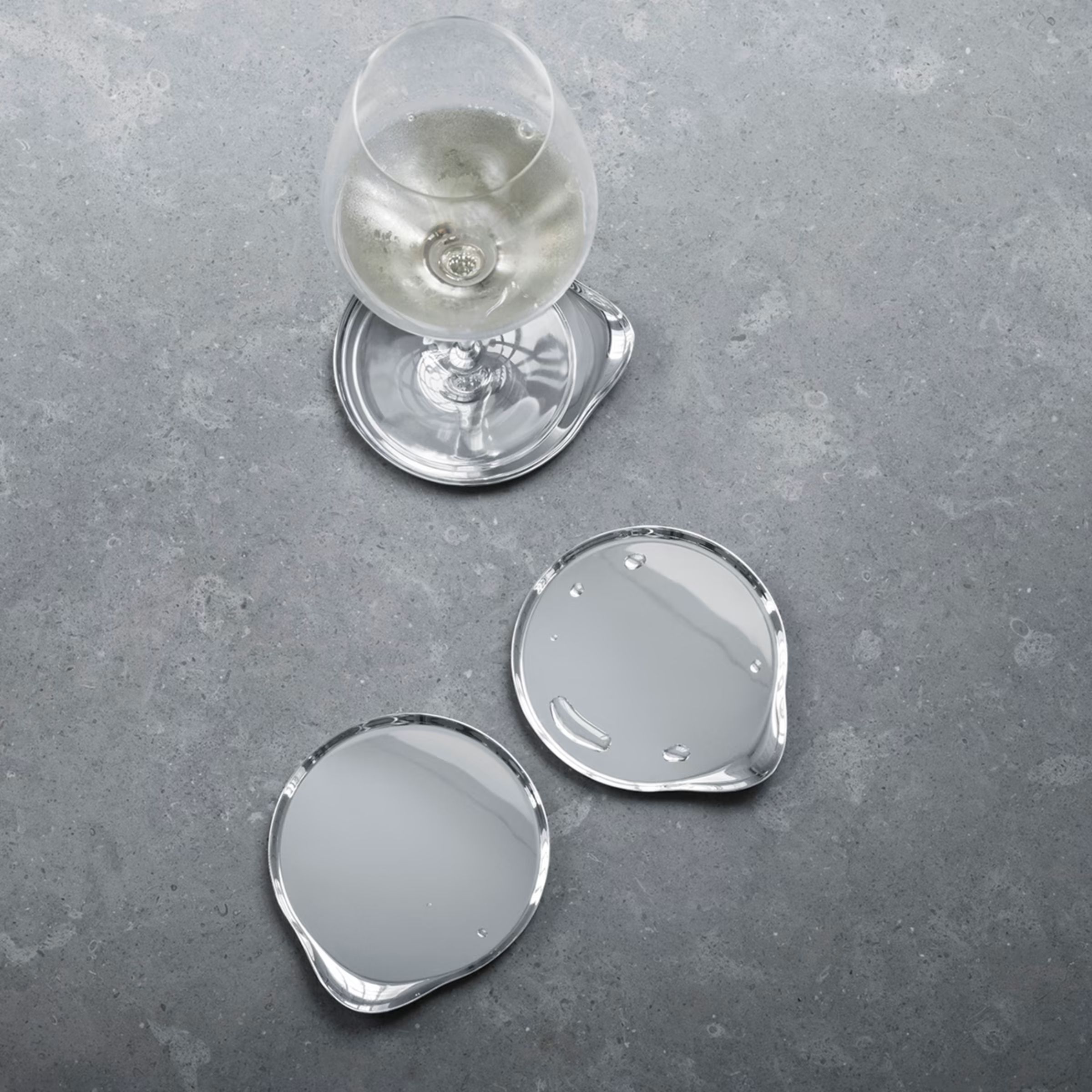 WINE Coasters鏡面拋光不銹鋼杯墊四件組。NT$2,600 (翻攝自喬治傑生官網)