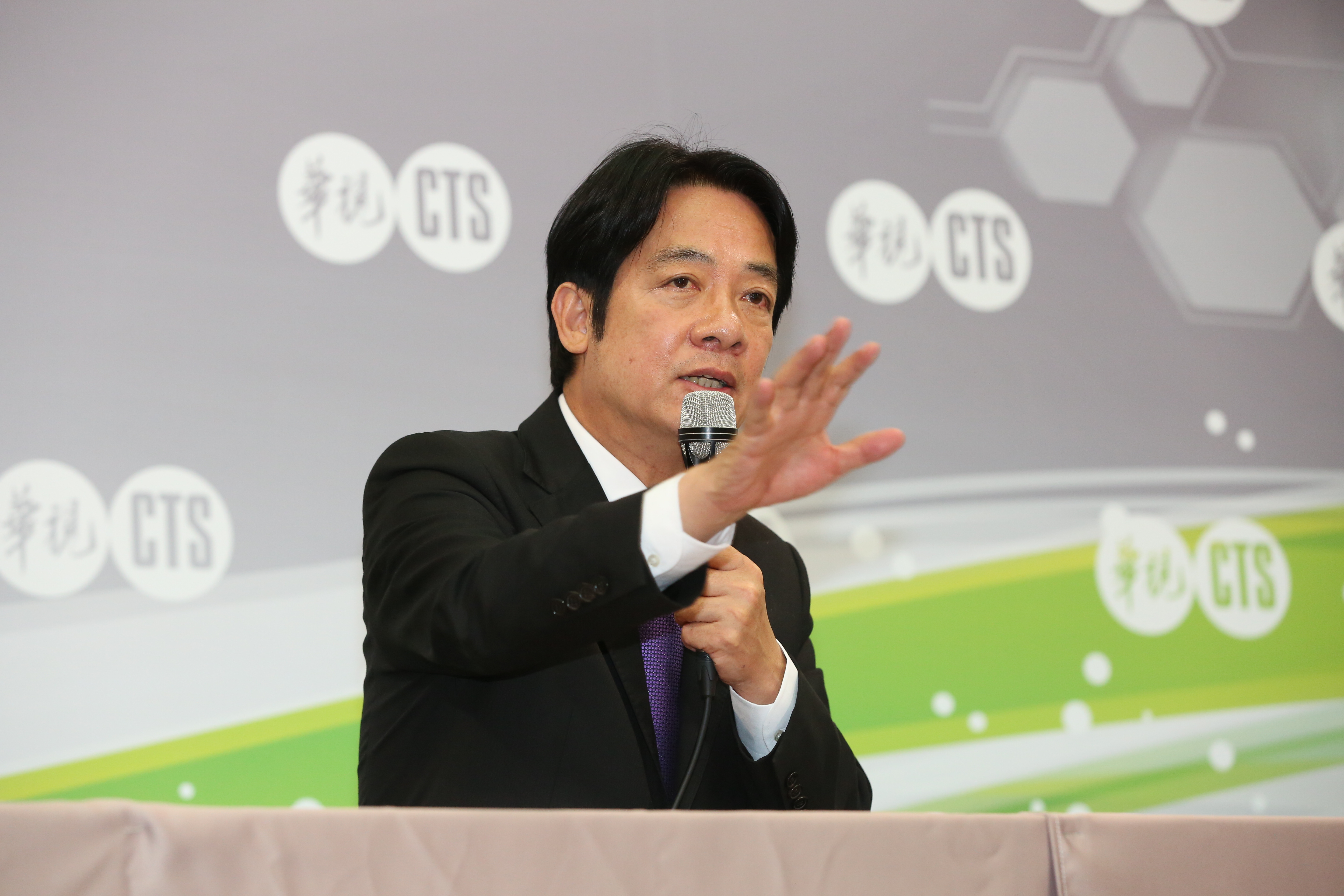 已婚16年、育有3子女的民進黨立委趙天麟爆與女性友人激吻照，賴清德今受訪做出回應。（本刊資料照）