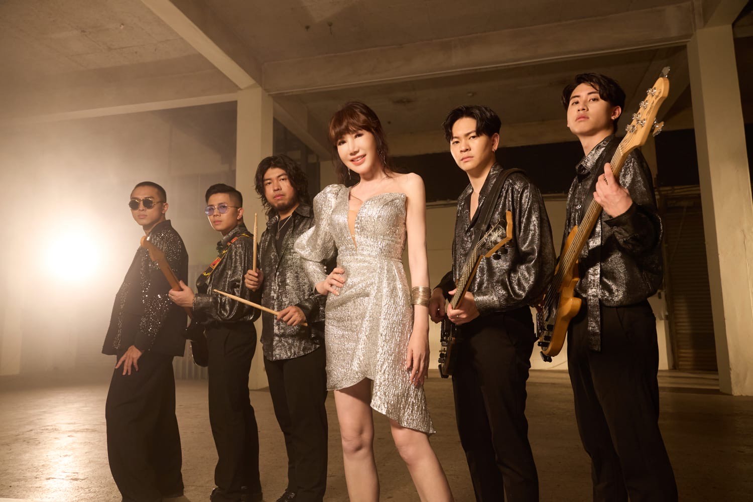 嬛嬛與「撞克茫克」樂團合唱〈癡心神仙阿母〉。（好幸福歌友會提供）