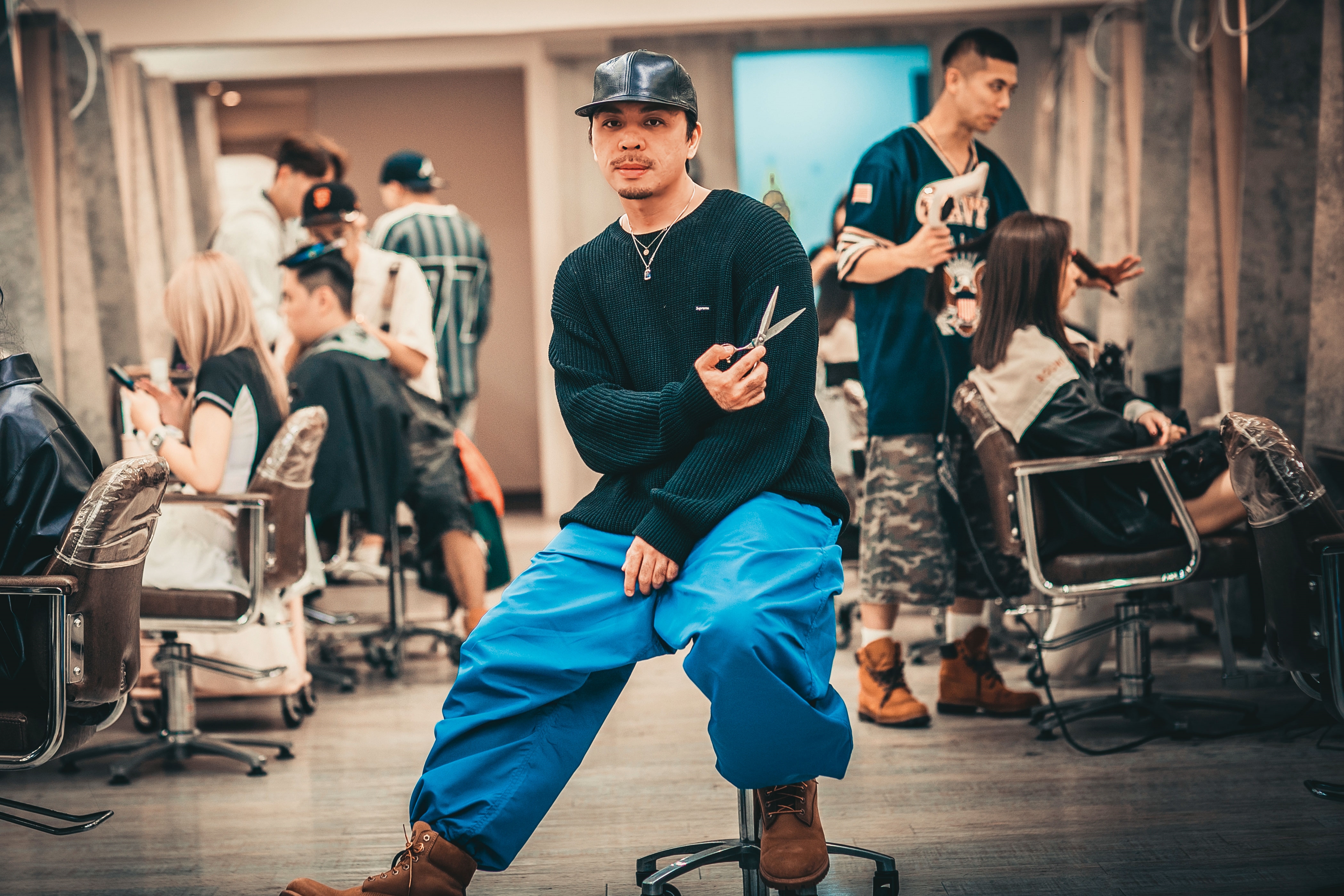 髮型設計師出身的朗貳創辦人李念擇，創業敢大膽All in，搭上自媒體時代，更順勢快速展店，在業界打響知名度。