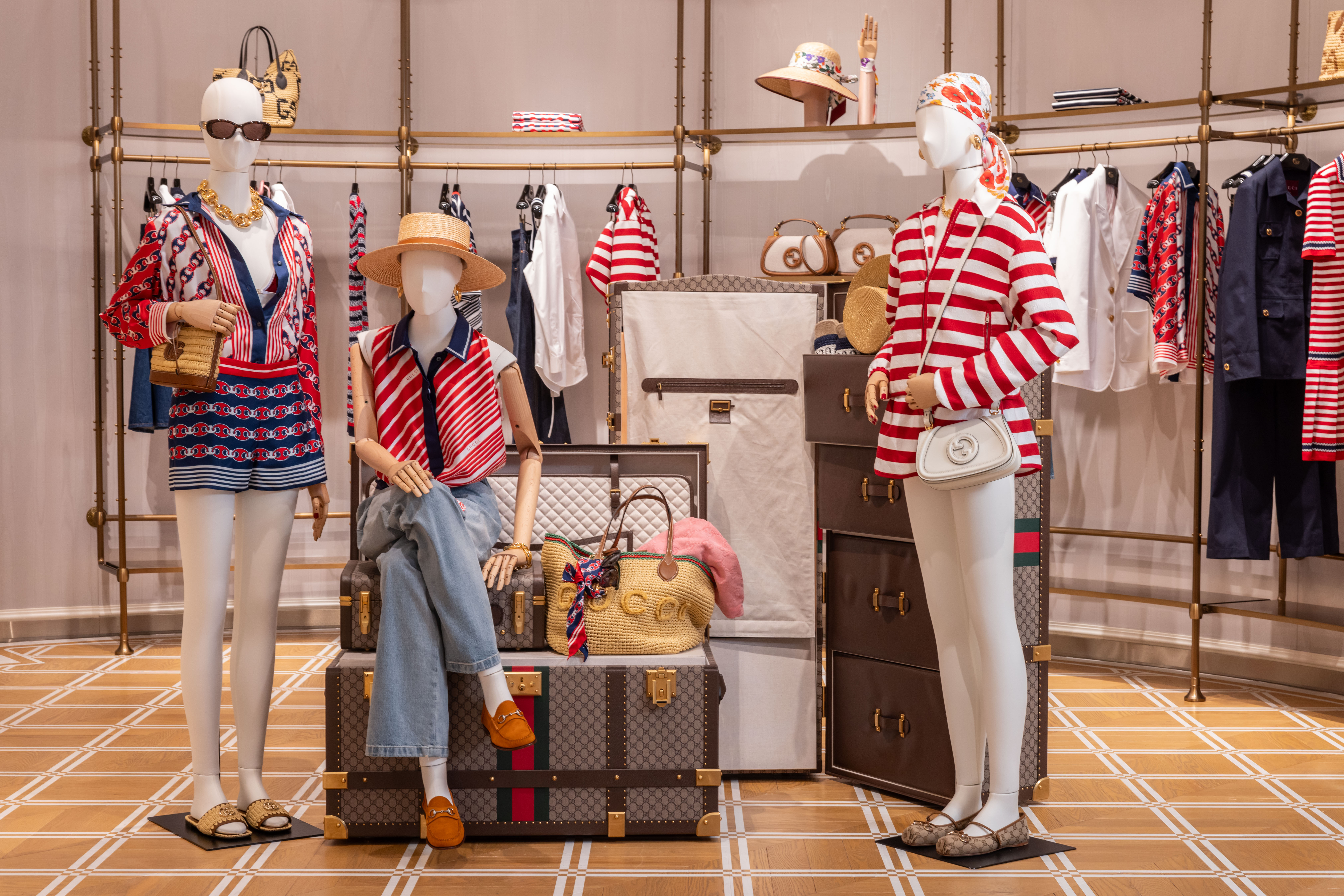 GUCCI Lido夏日度假系列中，Marina Motif海洋條紋由航海印記串連海岸與都會，構築優雅度假的時尚語境。（古馳提供）