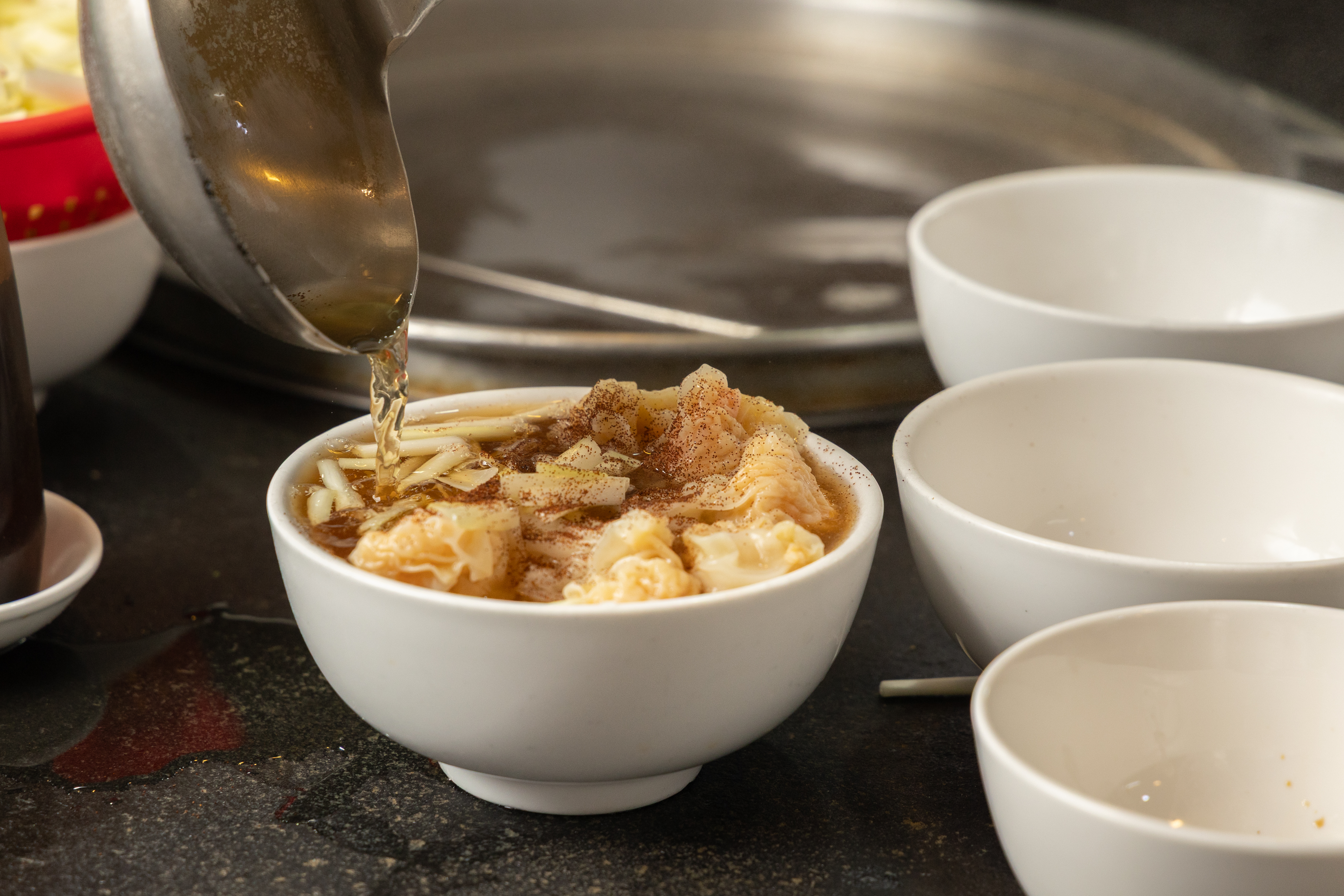 「正斗鮮蝦雲吞麵」湯頭鮮美，手工竹昇麵爽彈無鹼水味。（港幣50元／小碗，約NT$191）