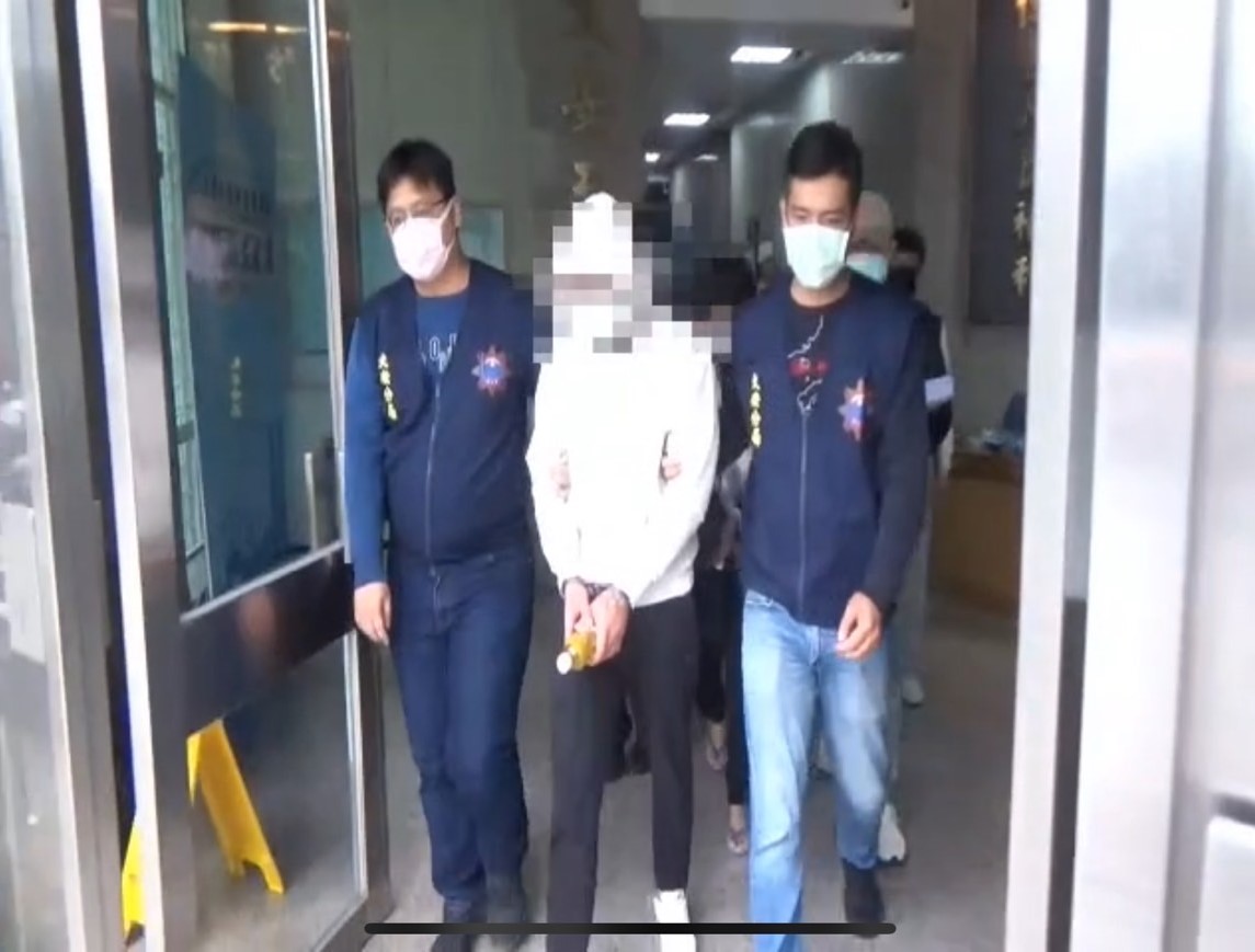 警方訊後將鍾男等人依槍砲、毒品罪移送法辦。（翻攝畫面）