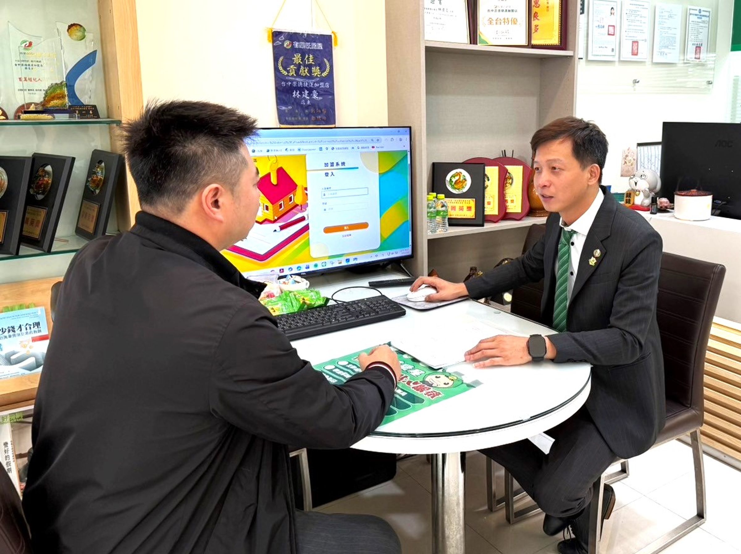 視客戶信任比成交更重要，有巢氏房屋台中崇德捷運加盟店長林建豪，以誠實告知的行動，將購售屋最終決策權完整還給消費者。（圖／永慶房產集團提供）